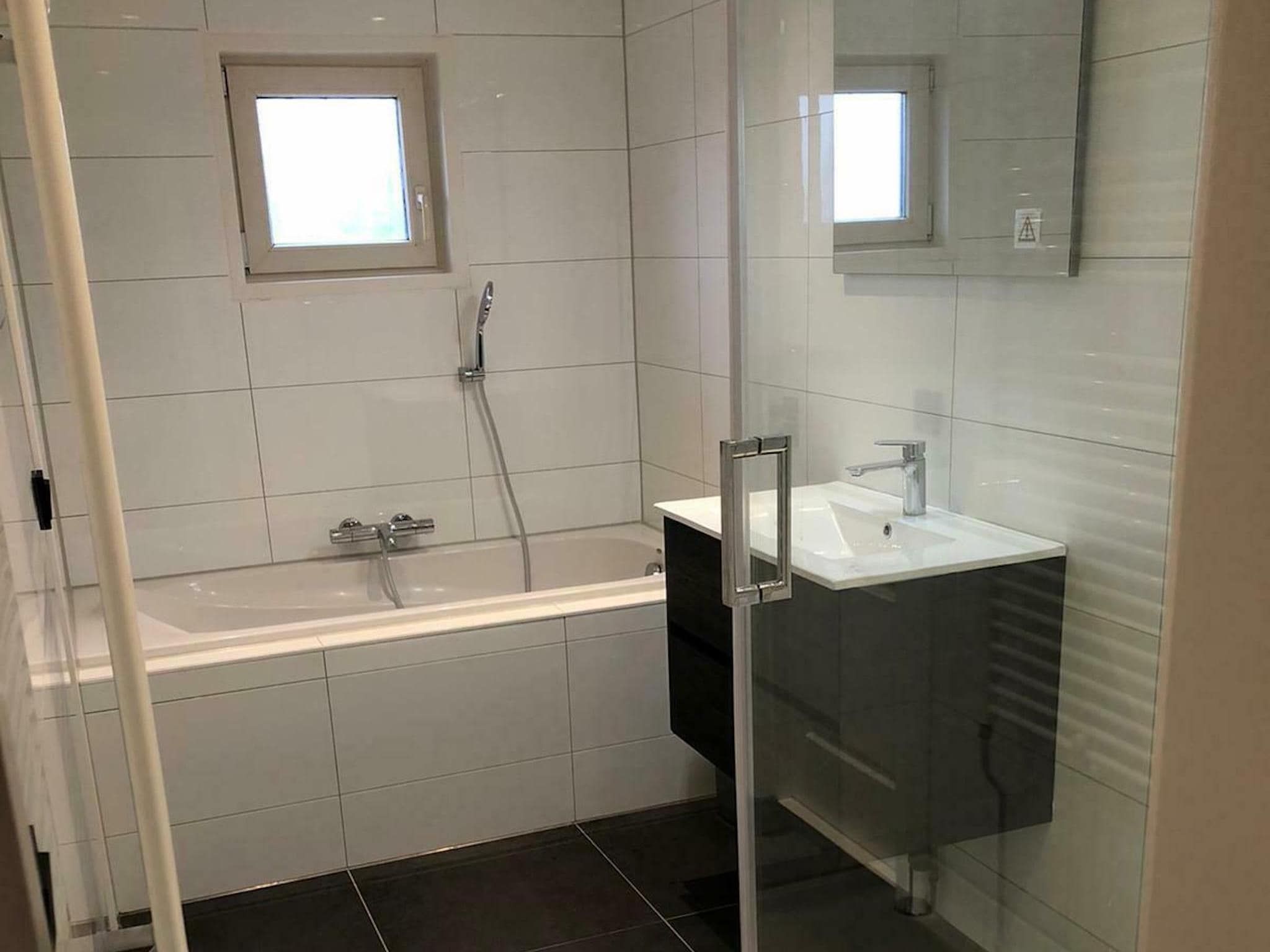 De badkamer van Recreatiepark Rhederlaagse Meren 7 in Lathum