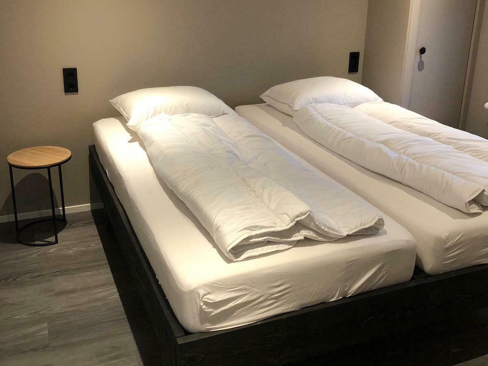 Een slaapkamer van Recreatiepark Rhederlaagse Meren 7 in Lathum