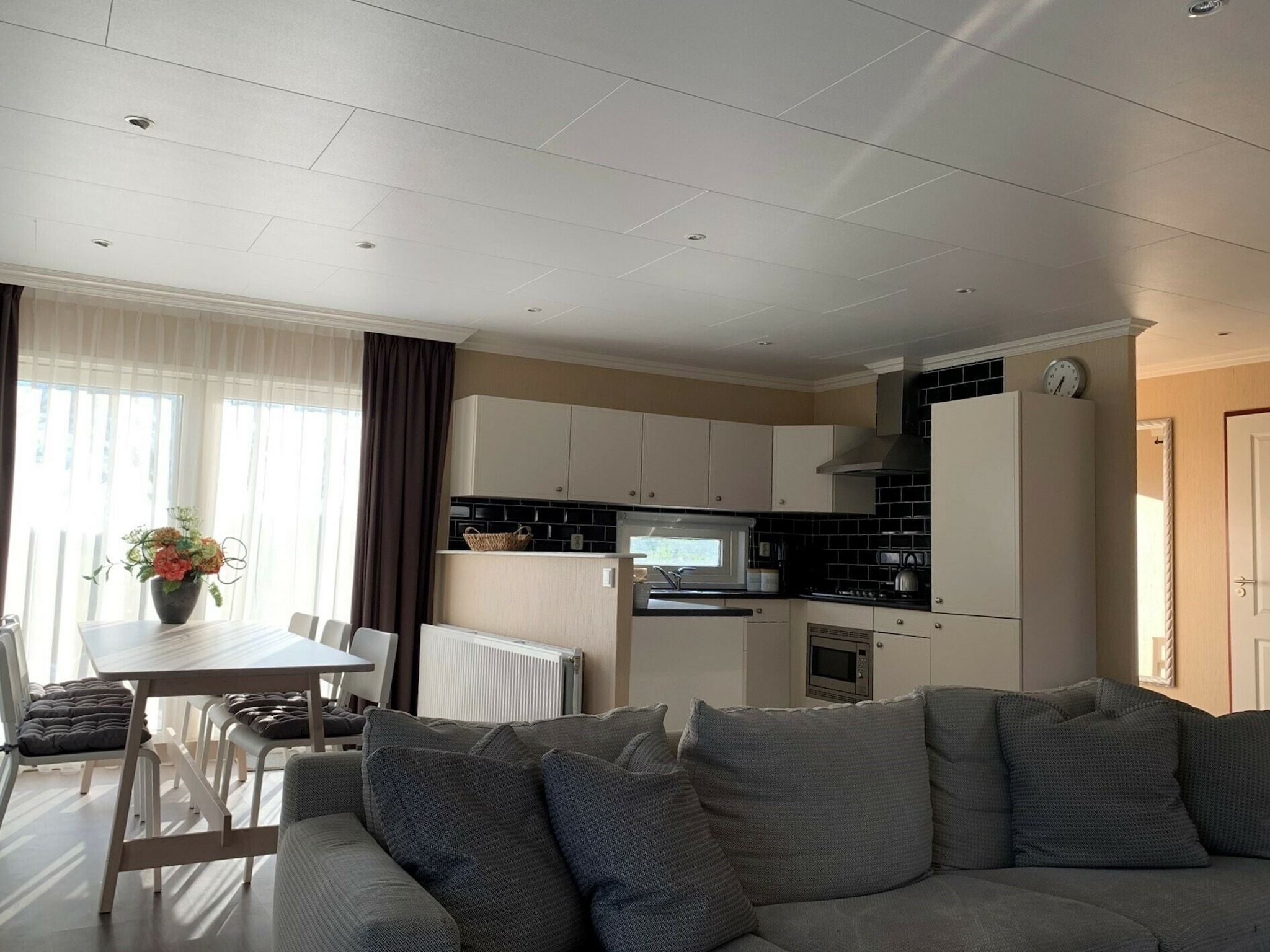 De keuken van Recreatiepark Rhederlaagse Meren 7 in Lathum