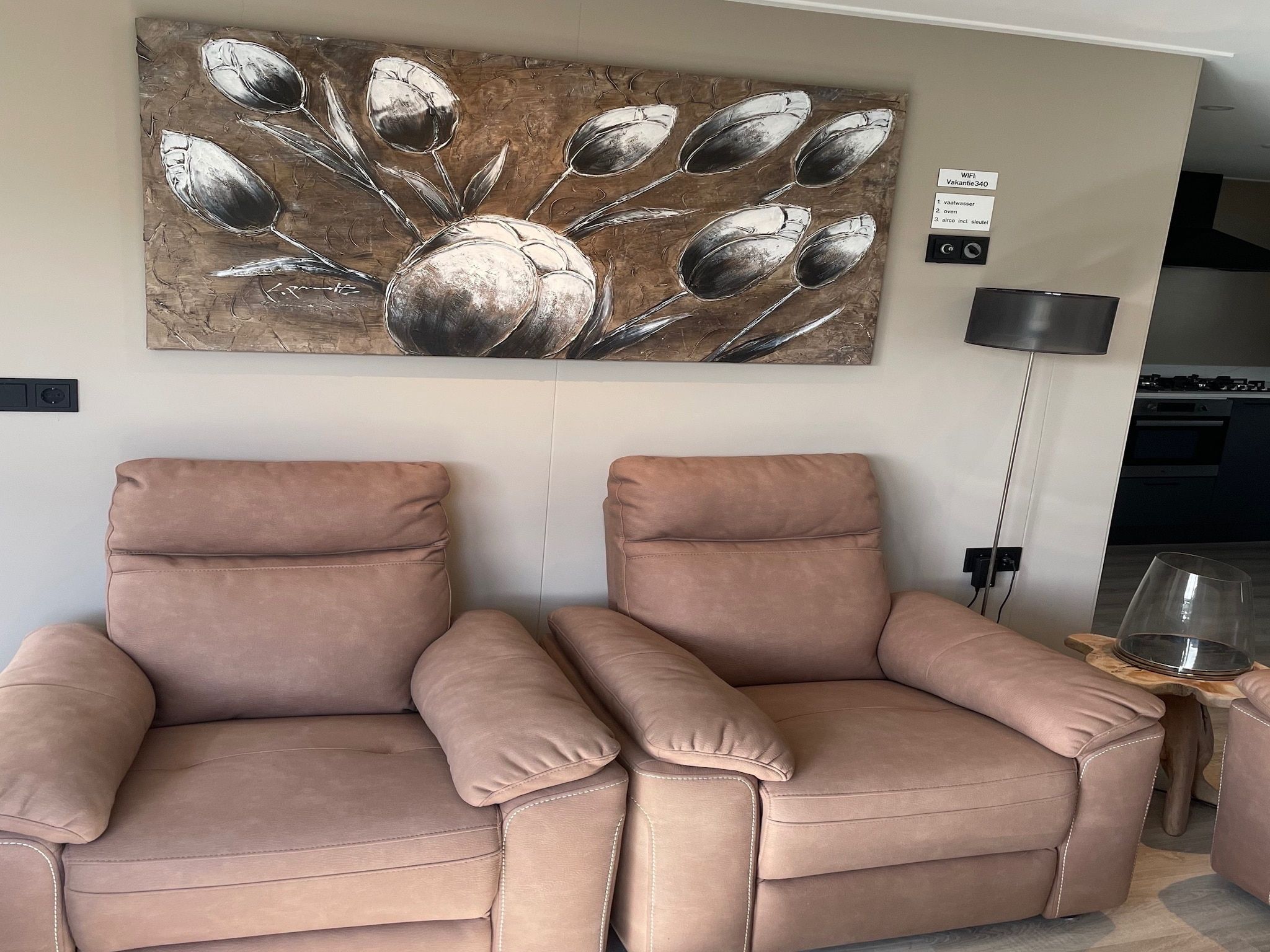 De woonkamer van Recreatiepark Rhederlaagse Meren 7 in Lathum