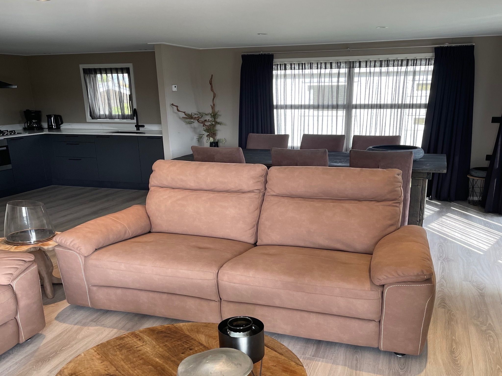 De woonkamer van Recreatiepark Rhederlaagse Meren 7 in Lathum