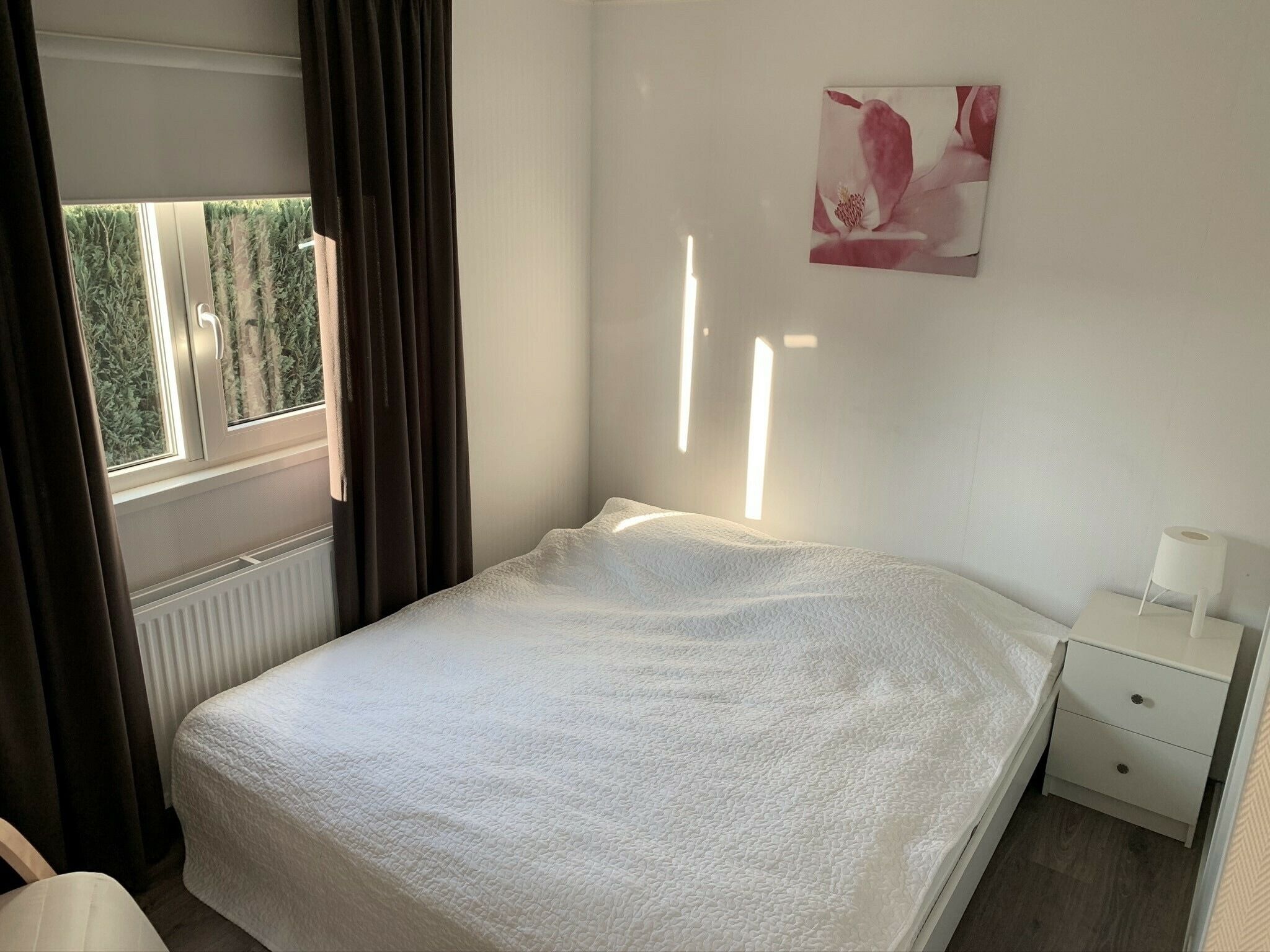 Een slaapkamer van Recreatiepark Rhederlaagse Meren 7 in Lathum