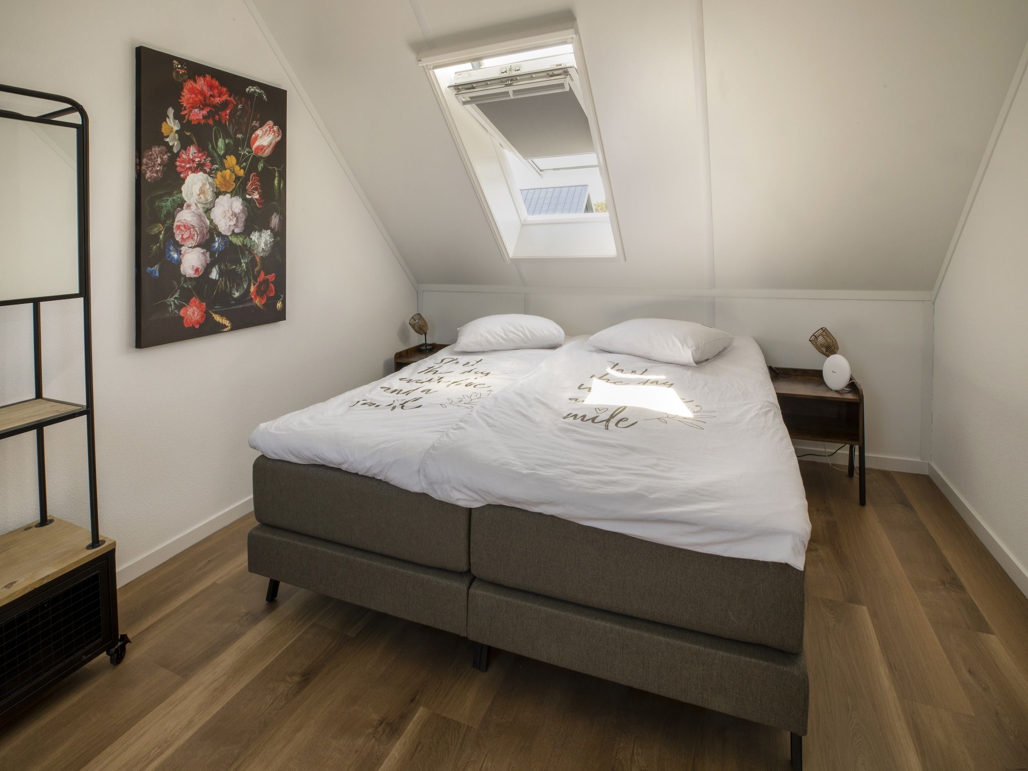 Een slaapkamer van Landgoed Eysinga State 5 in Sint Nicolaasga