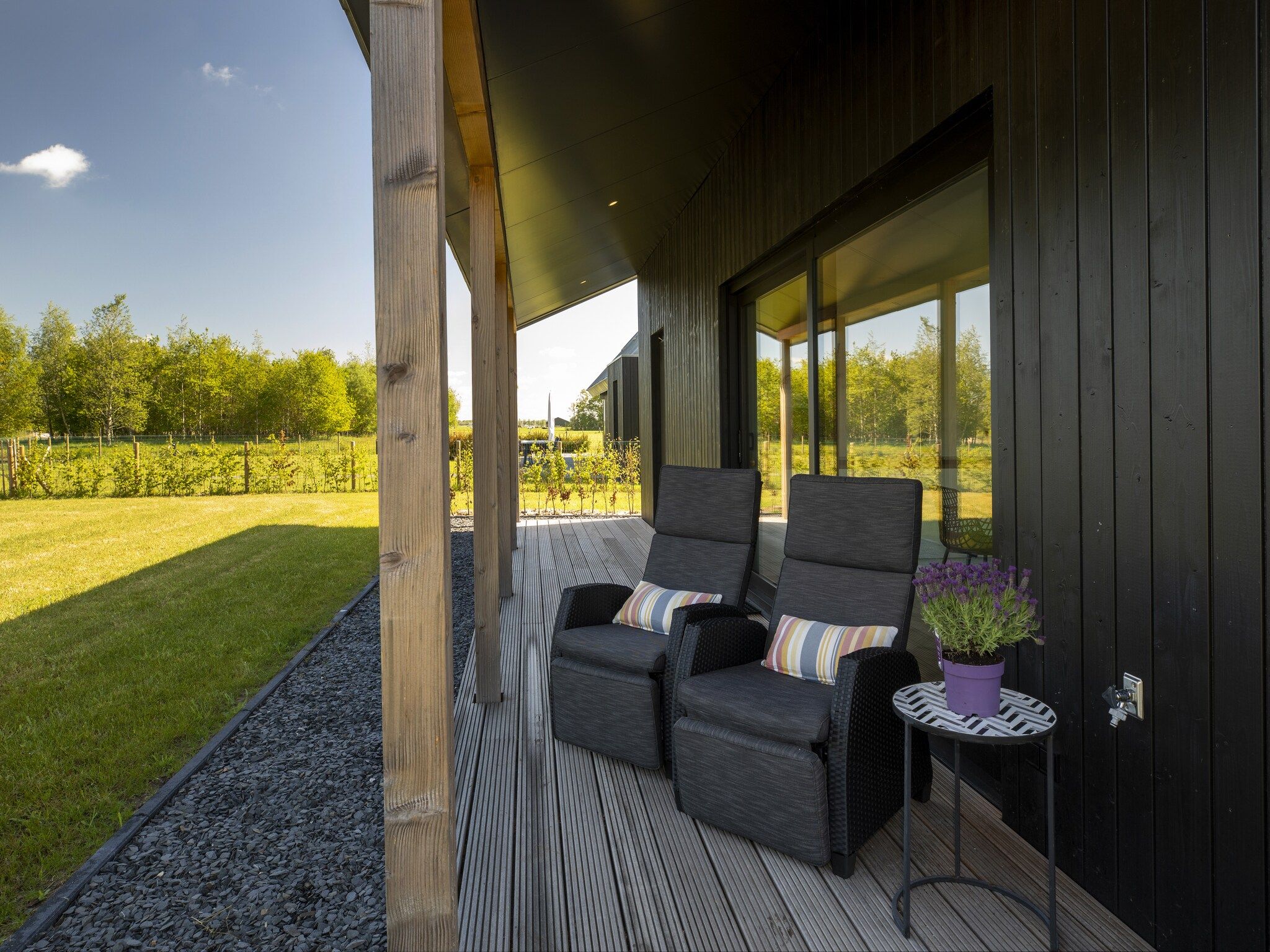 Het terras van Landgoed Eysinga State 5 in Sint Nicolaasga