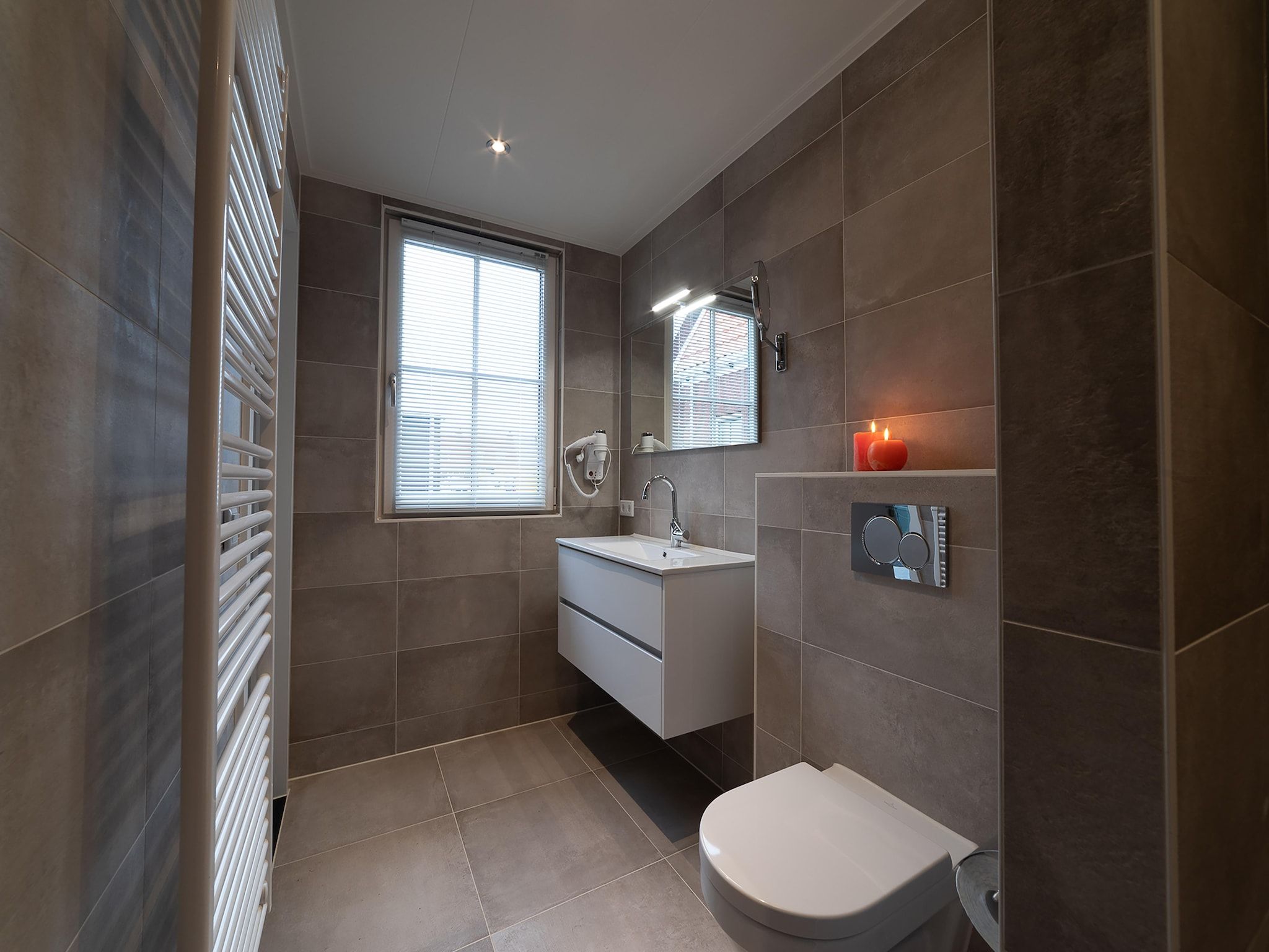 De badkamer van 6 persoons vrijstaand met sauna - 2 in Colijnsplaat