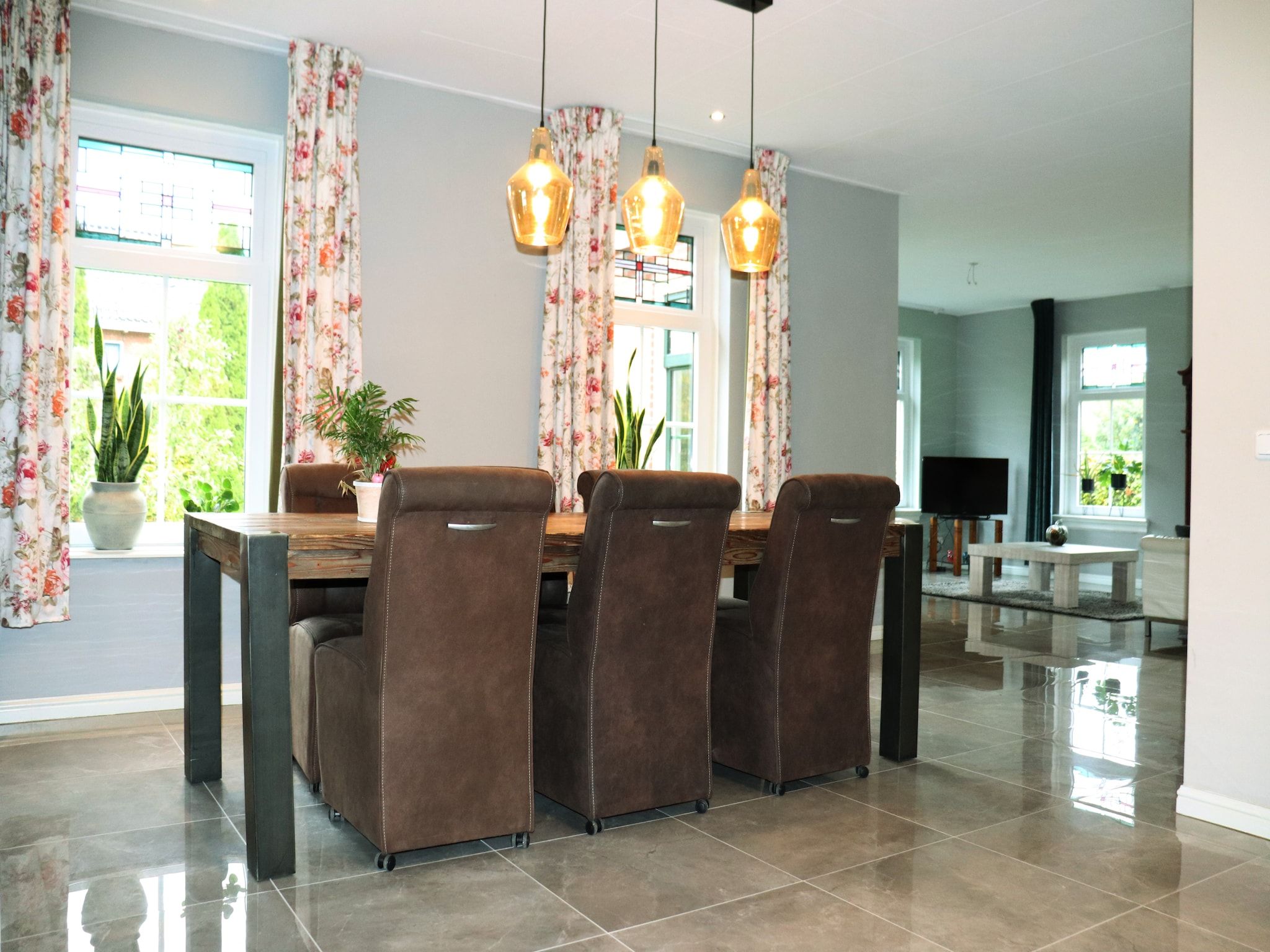 De eetkamer van Appartement Notenbomer in Kornhorn