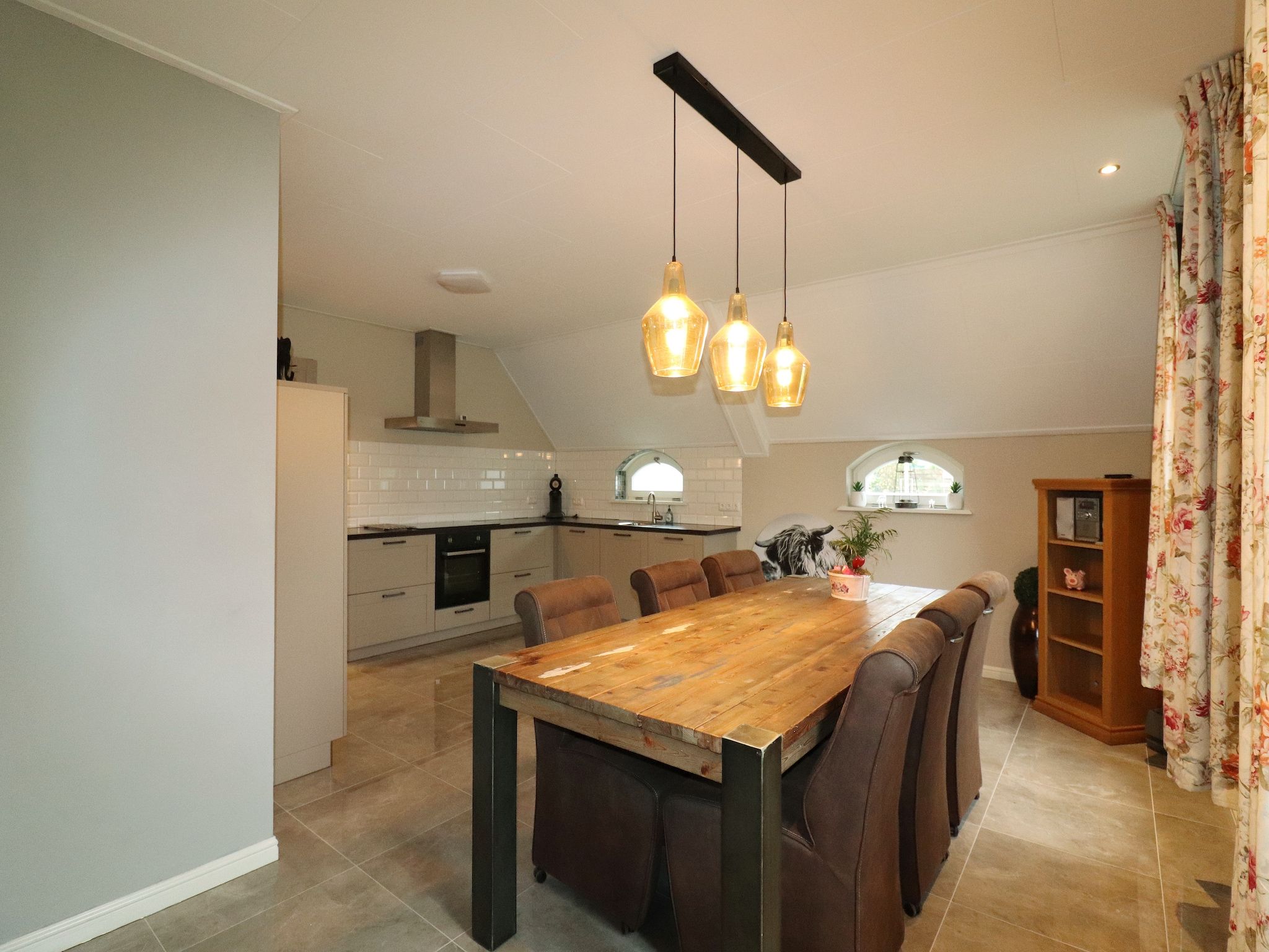 De eetkamer van Appartement Notenbomer in Kornhorn