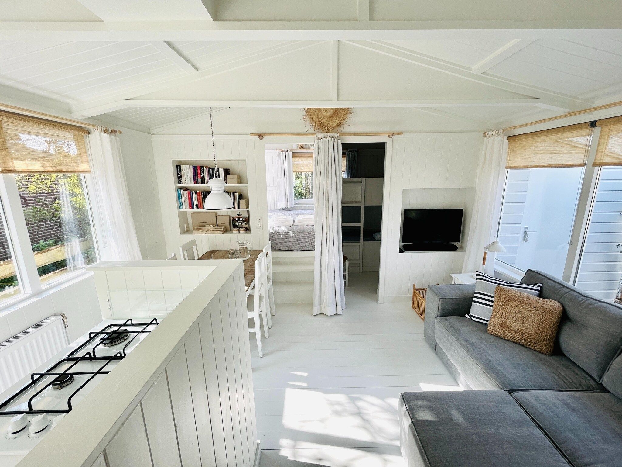 De woonkamer van INFINITY in Callantsoog