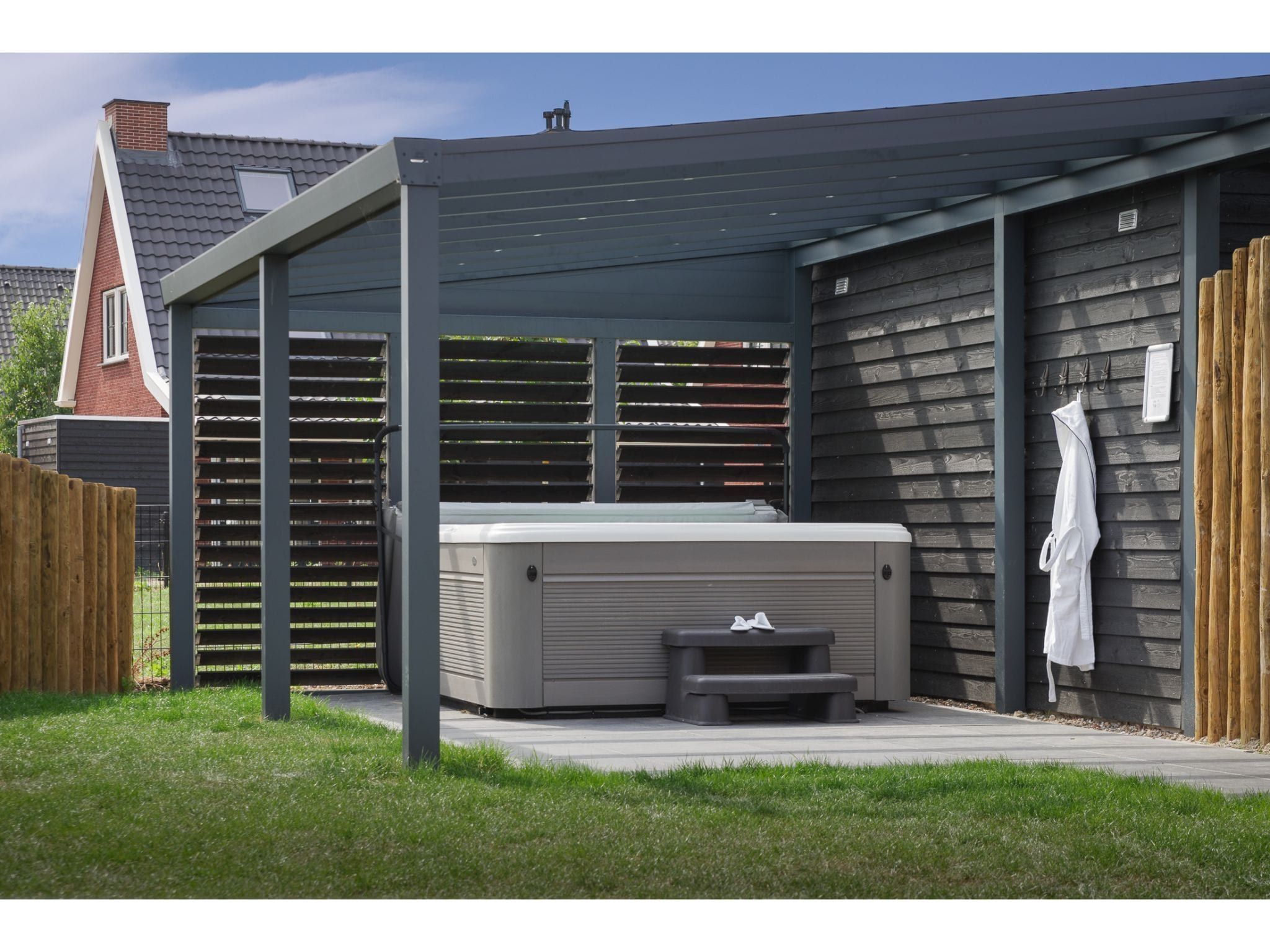 Wellness bij Charming Beveland met jacuzzi en buitensauna in Colijnsplaat