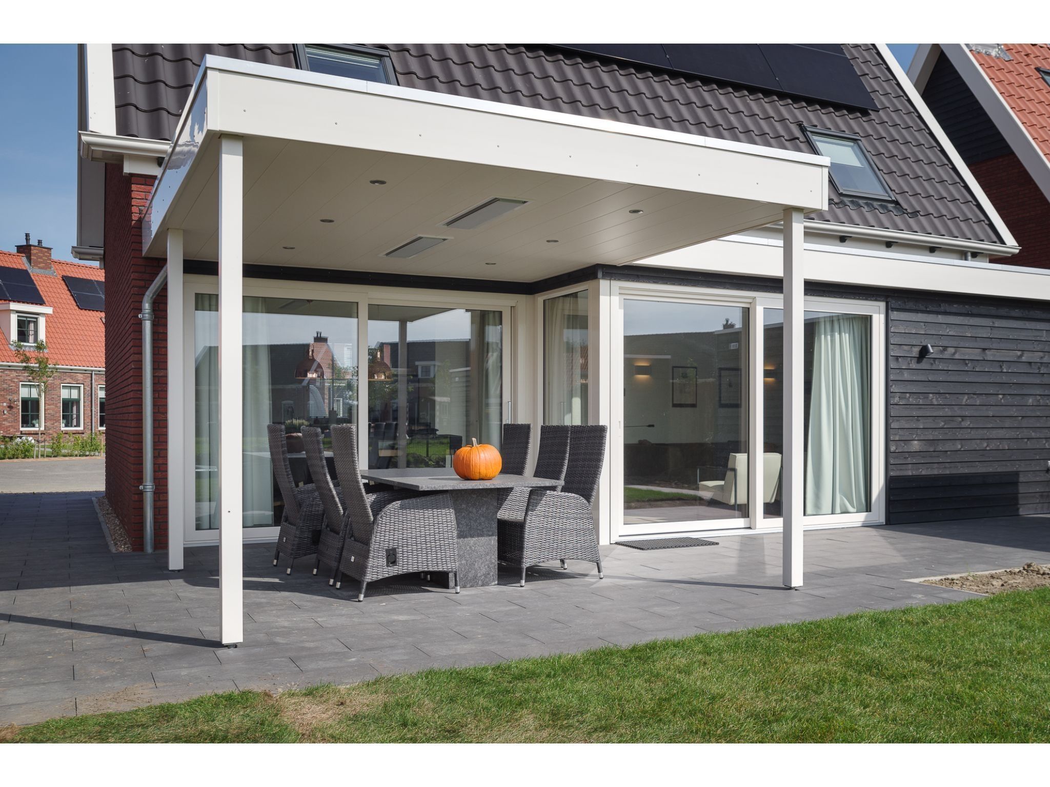 De buitenkant van Charming Beveland met jacuzzi en buitensauna in Colijnsplaat