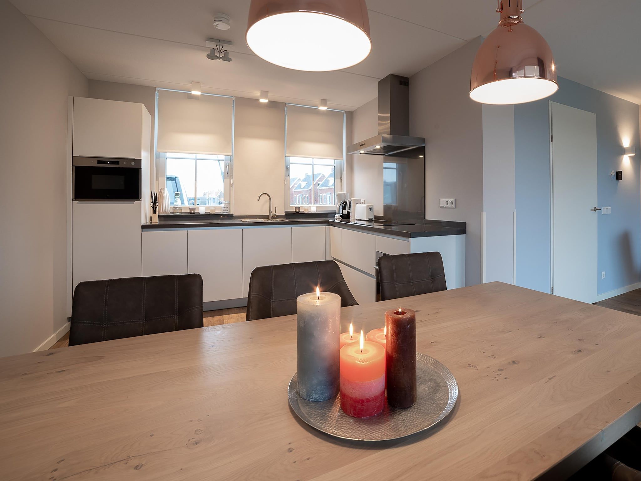 De eetkamer van Charming Beveland met jacuzzi en buitensauna in Colijnsplaat