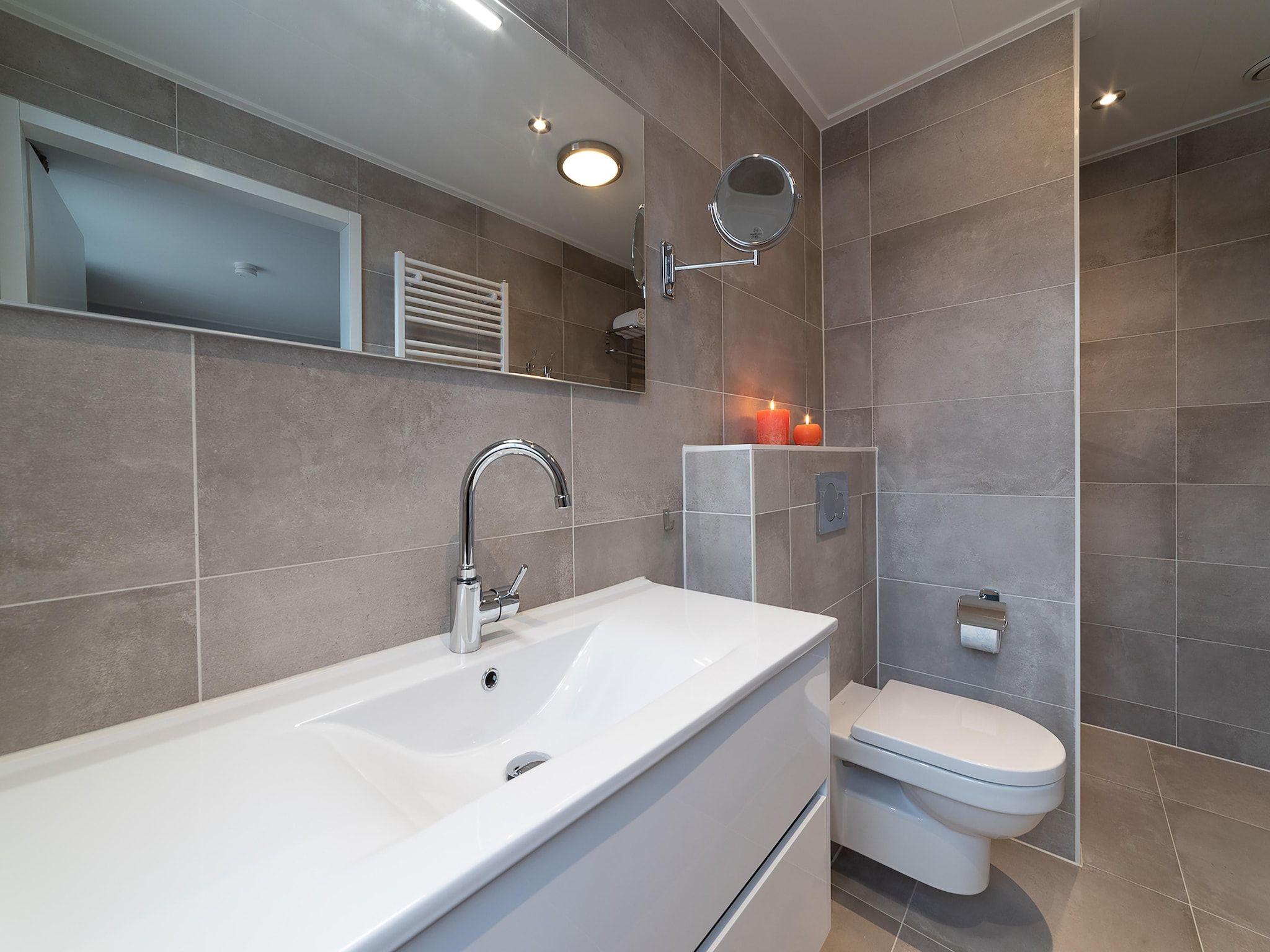De badkamer van Charming Beveland met jacuzzi en buitensauna in Colijnsplaat