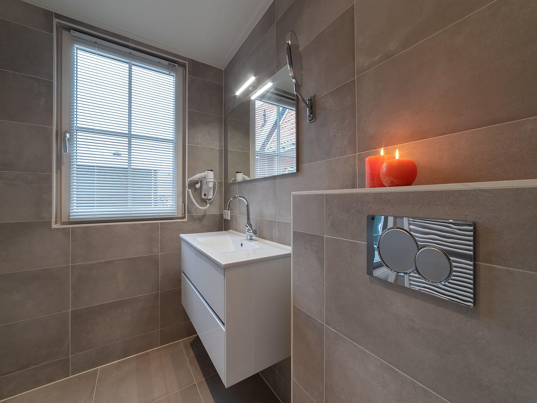 De badkamer van Charming Beveland met jacuzzi en buitensauna in Colijnsplaat