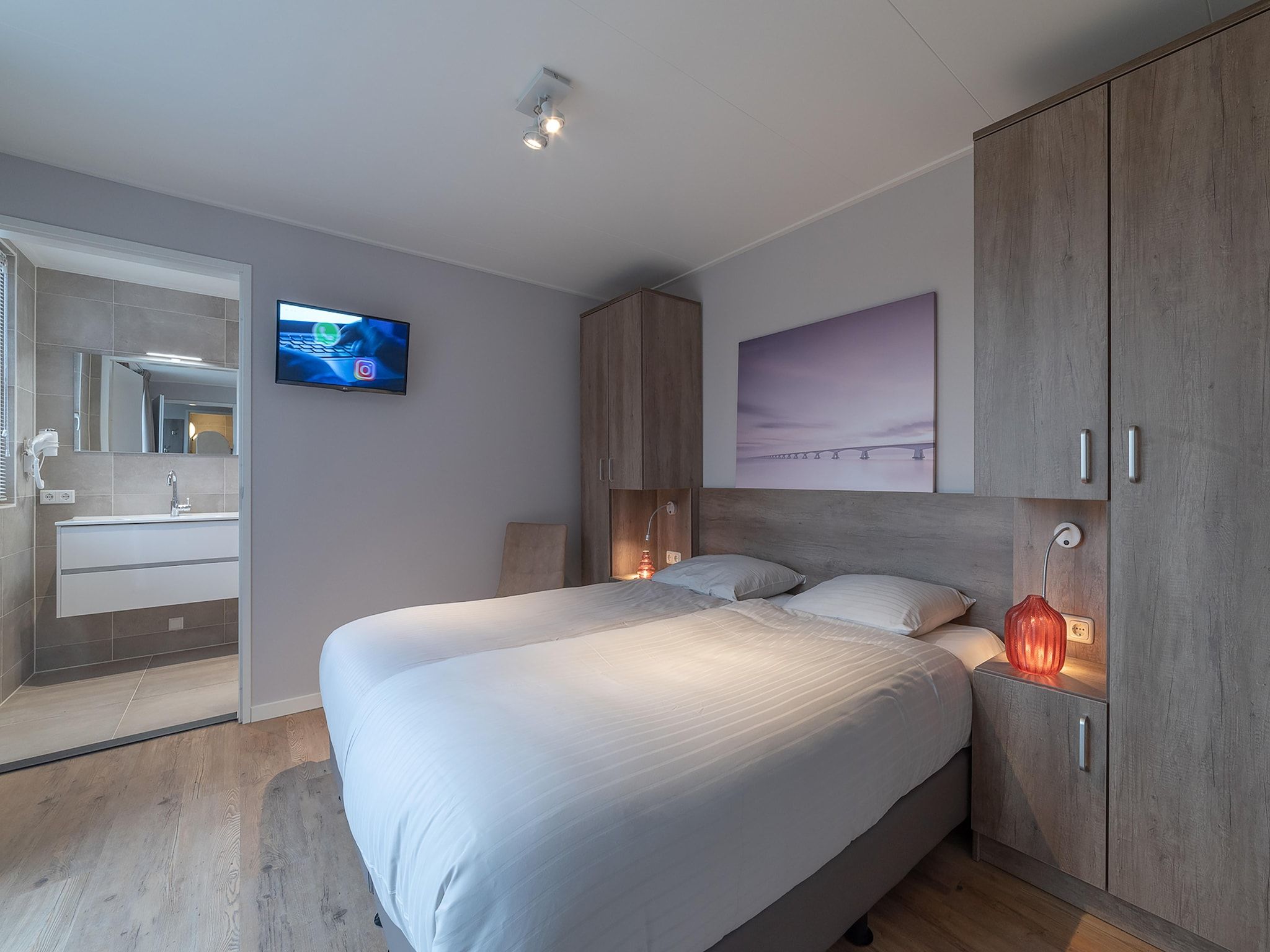 Een slaapkamer van Charming Beveland met jacuzzi en buitensauna in Colijnsplaat