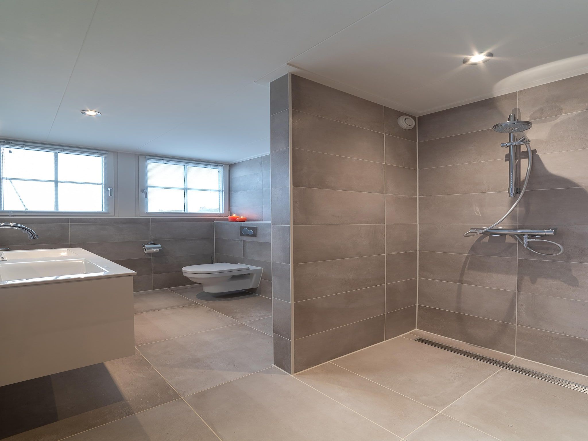 De badkamer van Charming Beveland met jacuzzi en buitensauna in Colijnsplaat