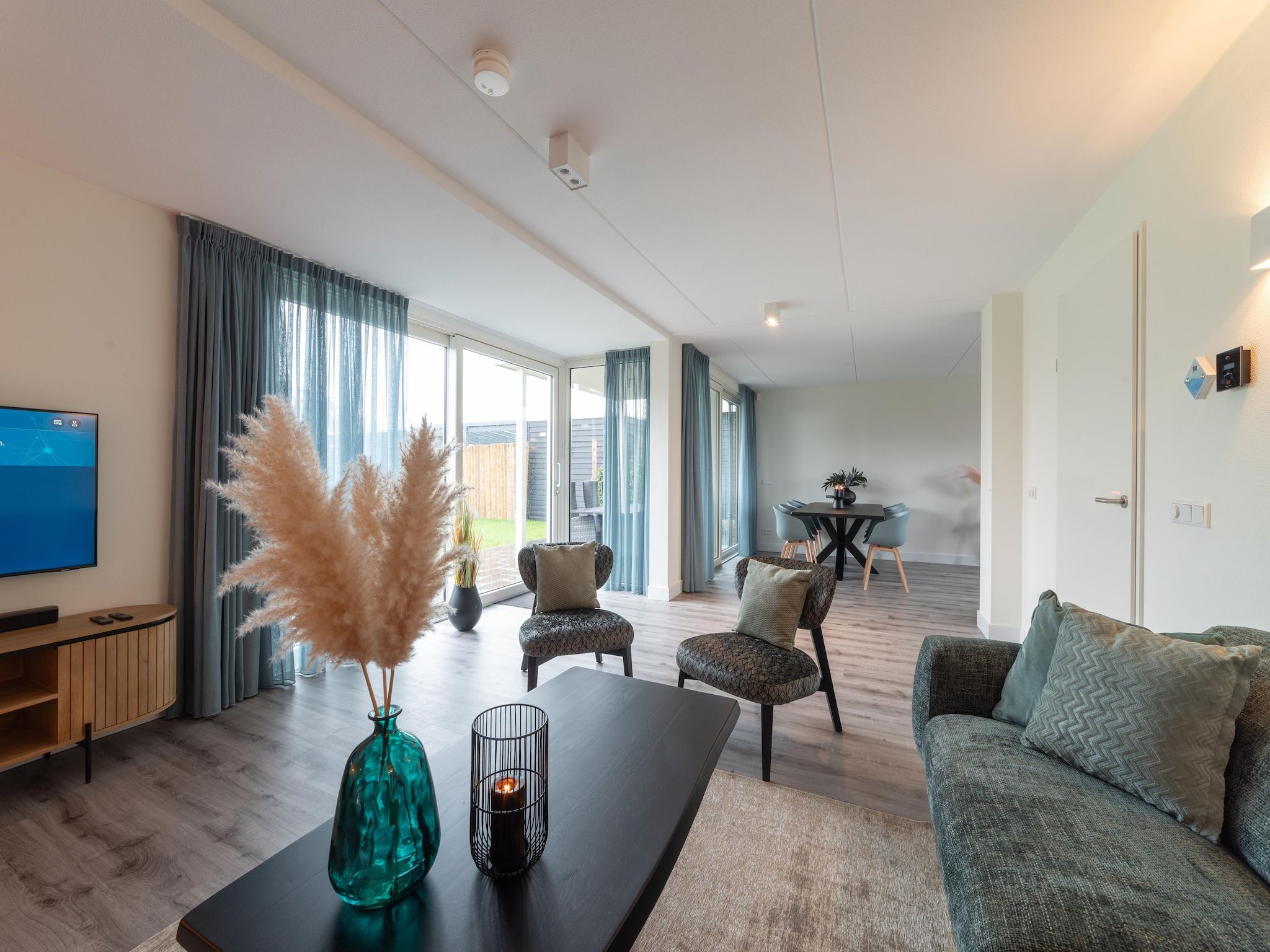 De woonkamer van Charming Beveland met jacuzzi en buitensauna in Colijnsplaat