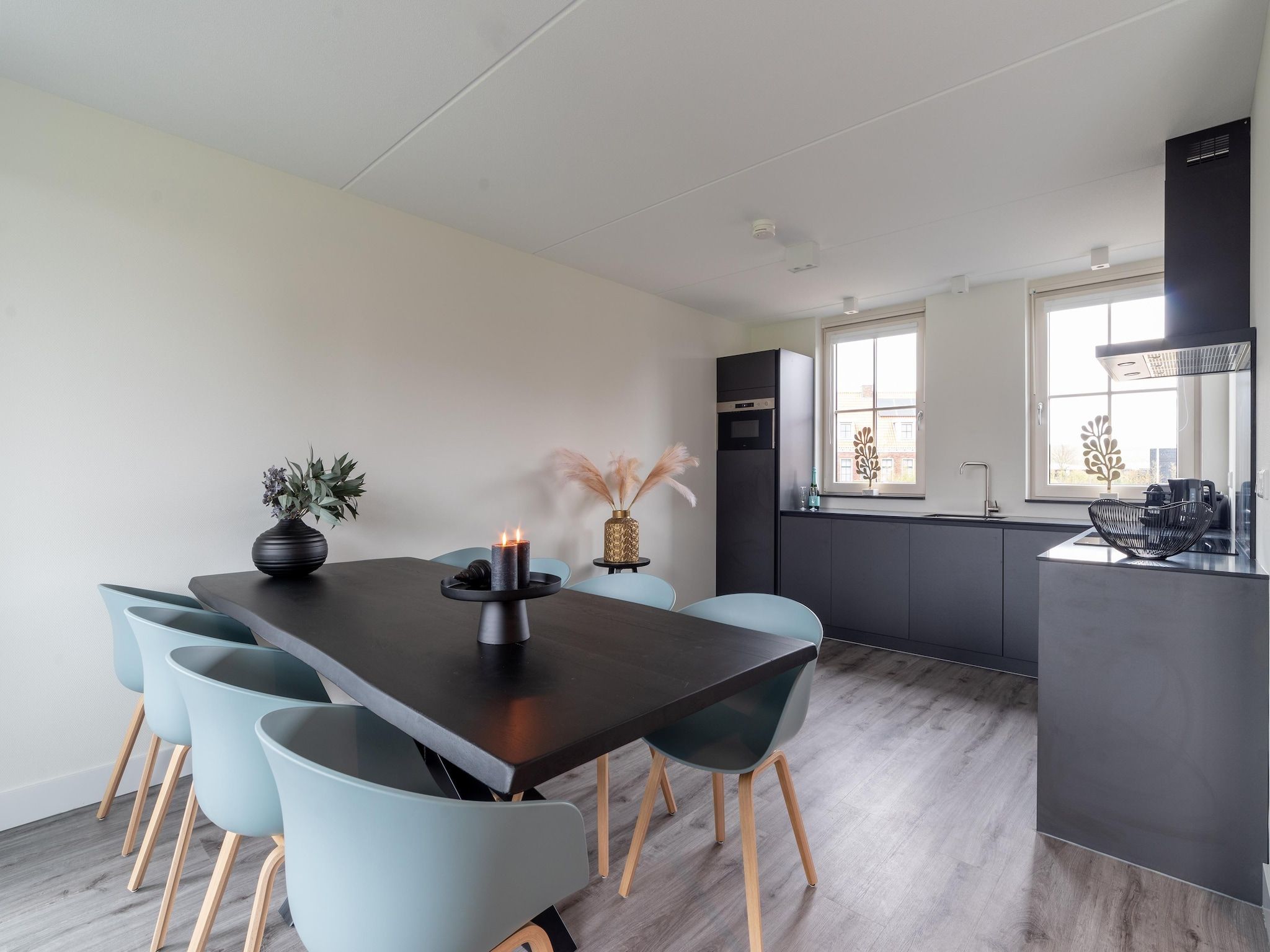 De eetkamer van Charming Beveland met jacuzzi en buitensauna in Colijnsplaat