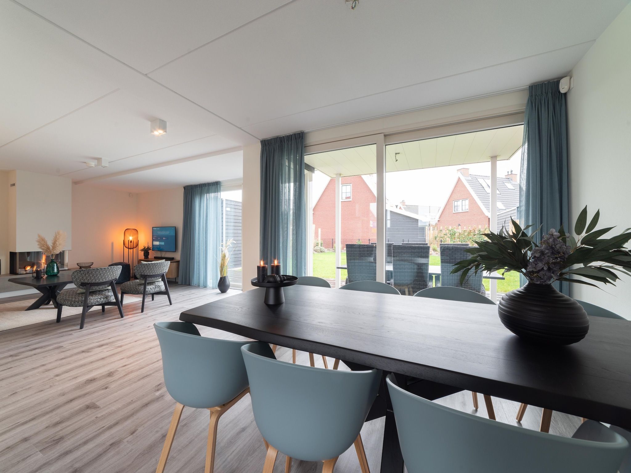 De eetkamer van Charming Beveland met jacuzzi en buitensauna in Colijnsplaat