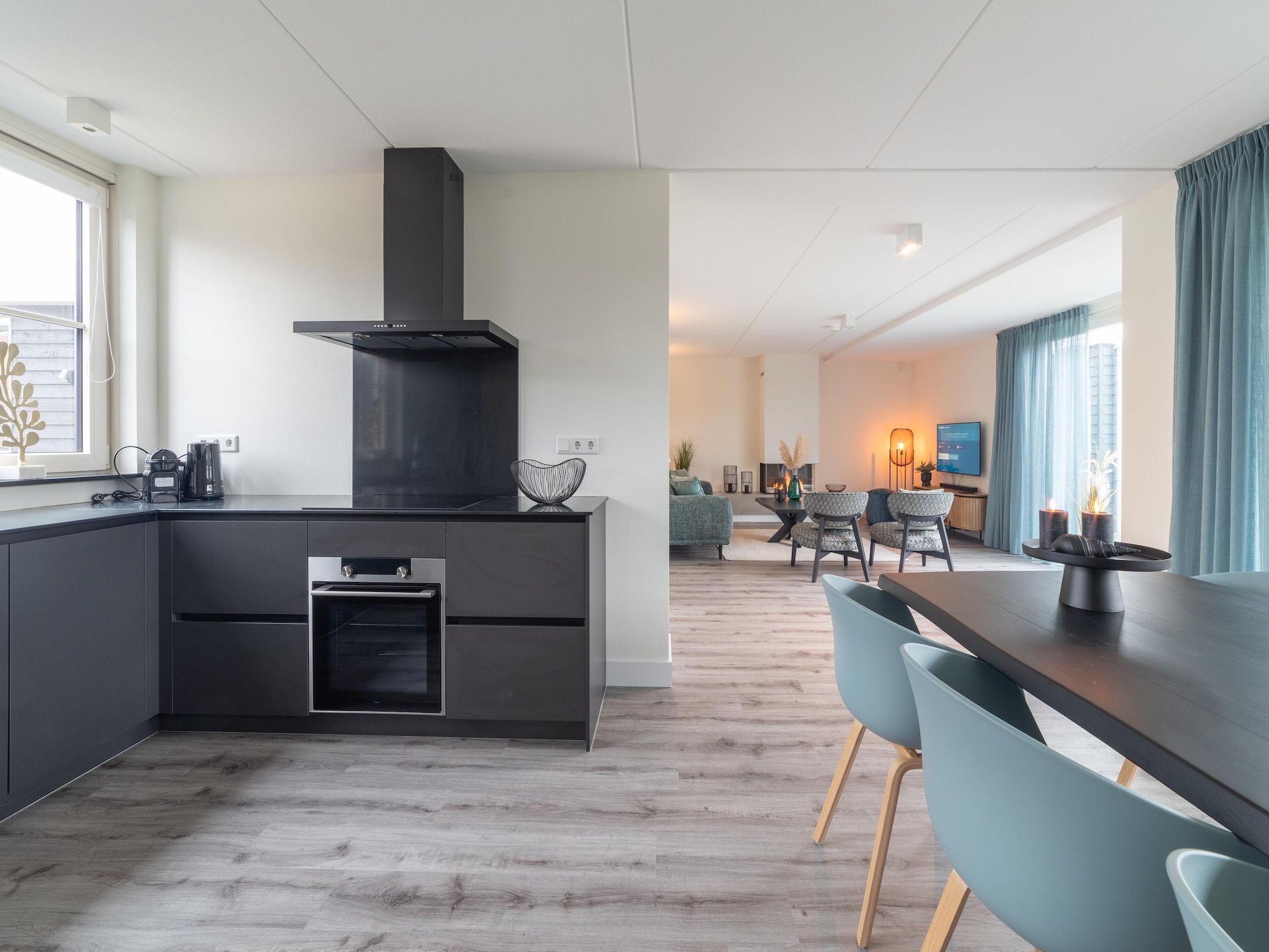 De eetkamer van Charming Beveland met jacuzzi en buitensauna in Colijnsplaat