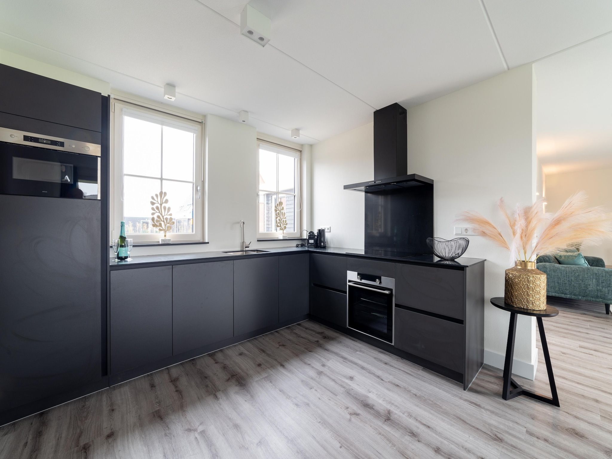 De keuken van Charming Beveland met jacuzzi en buitensauna in Colijnsplaat