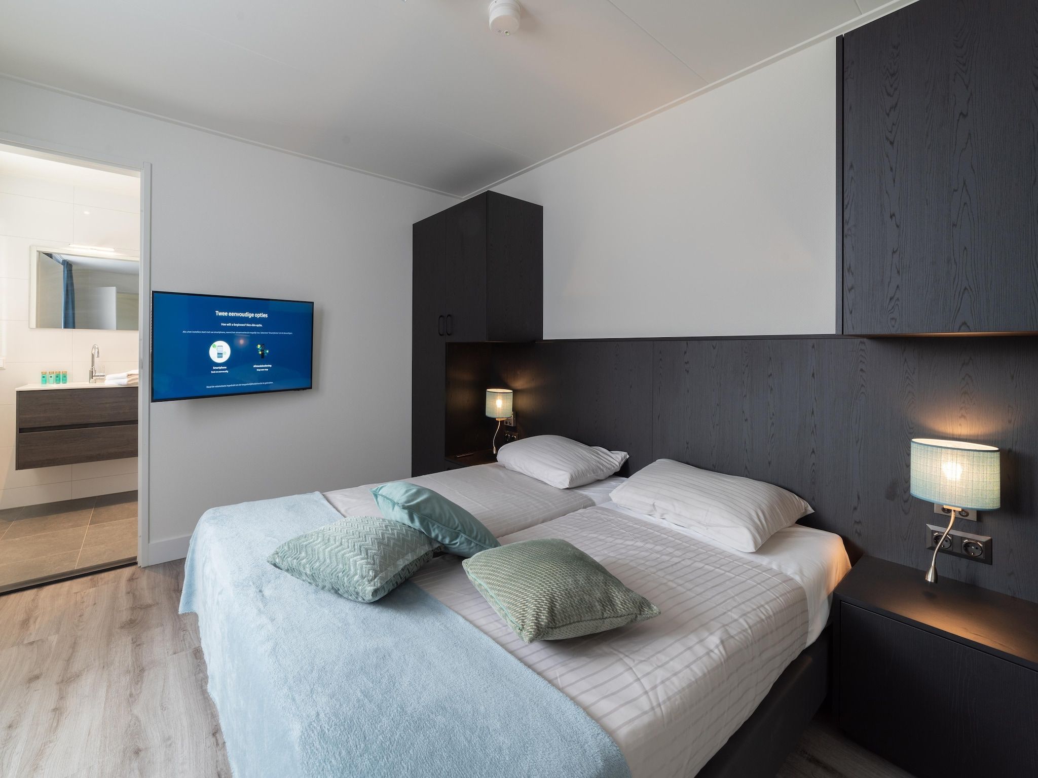 Een slaapkamer van Charming Beveland met jacuzzi en buitensauna in Colijnsplaat