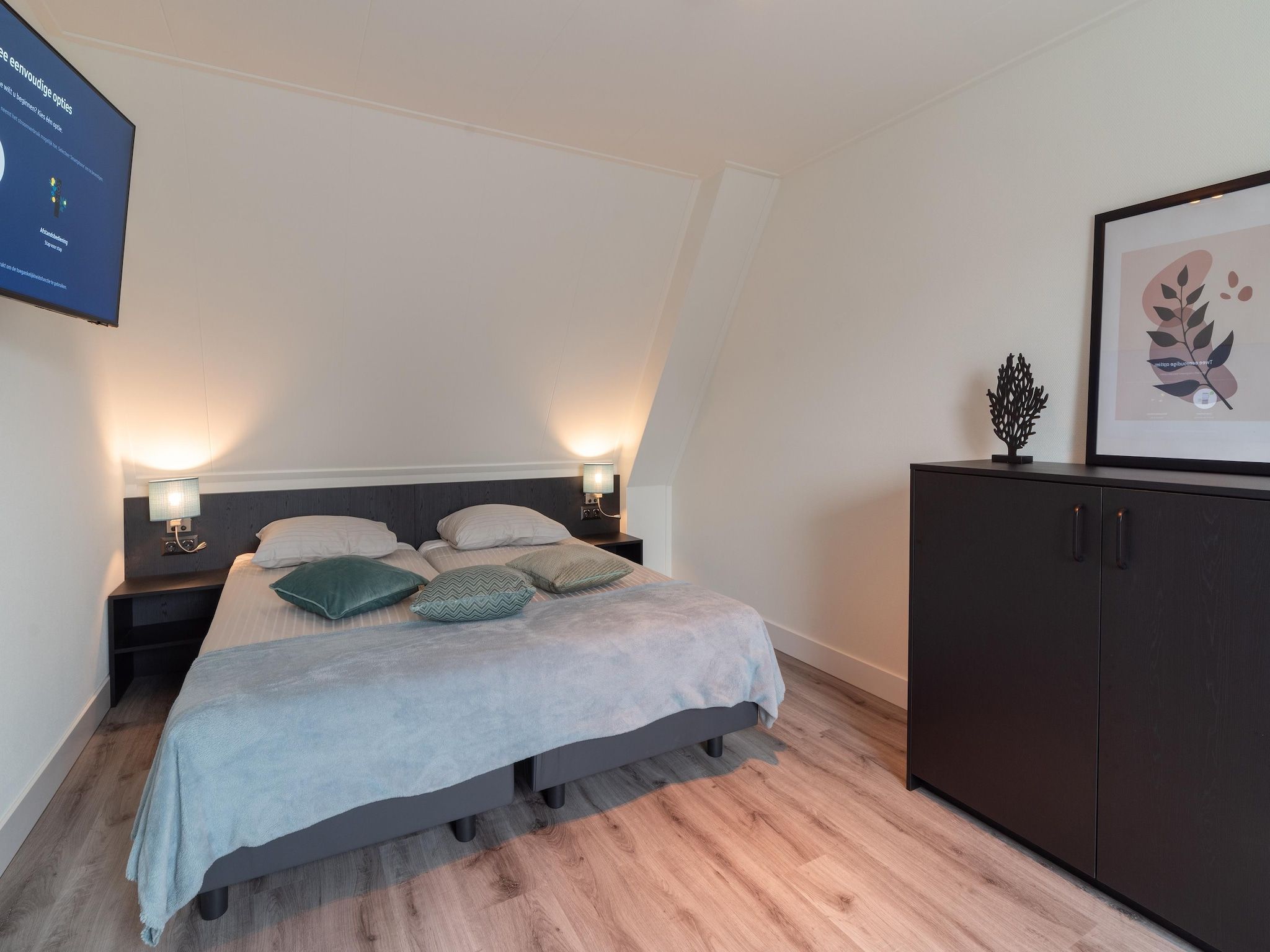 Een slaapkamer van Charming Beveland met jacuzzi en buitensauna in Colijnsplaat