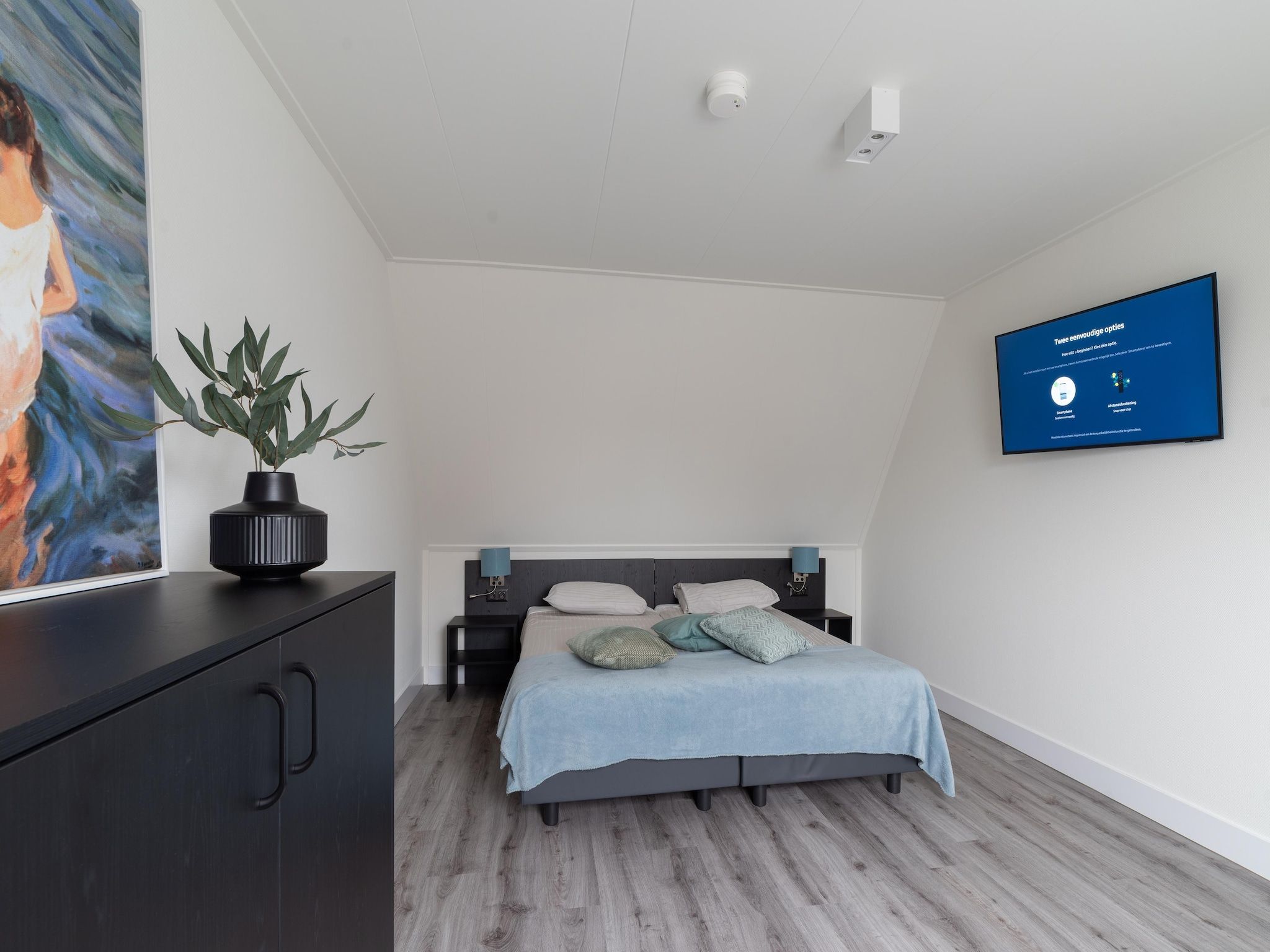 Een slaapkamer van Charming Beveland met jacuzzi en buitensauna in Colijnsplaat