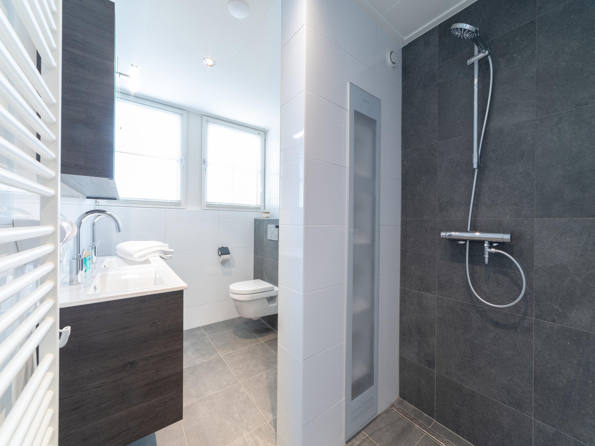De badkamer van Charming Beveland met jacuzzi en buitensauna in Colijnsplaat