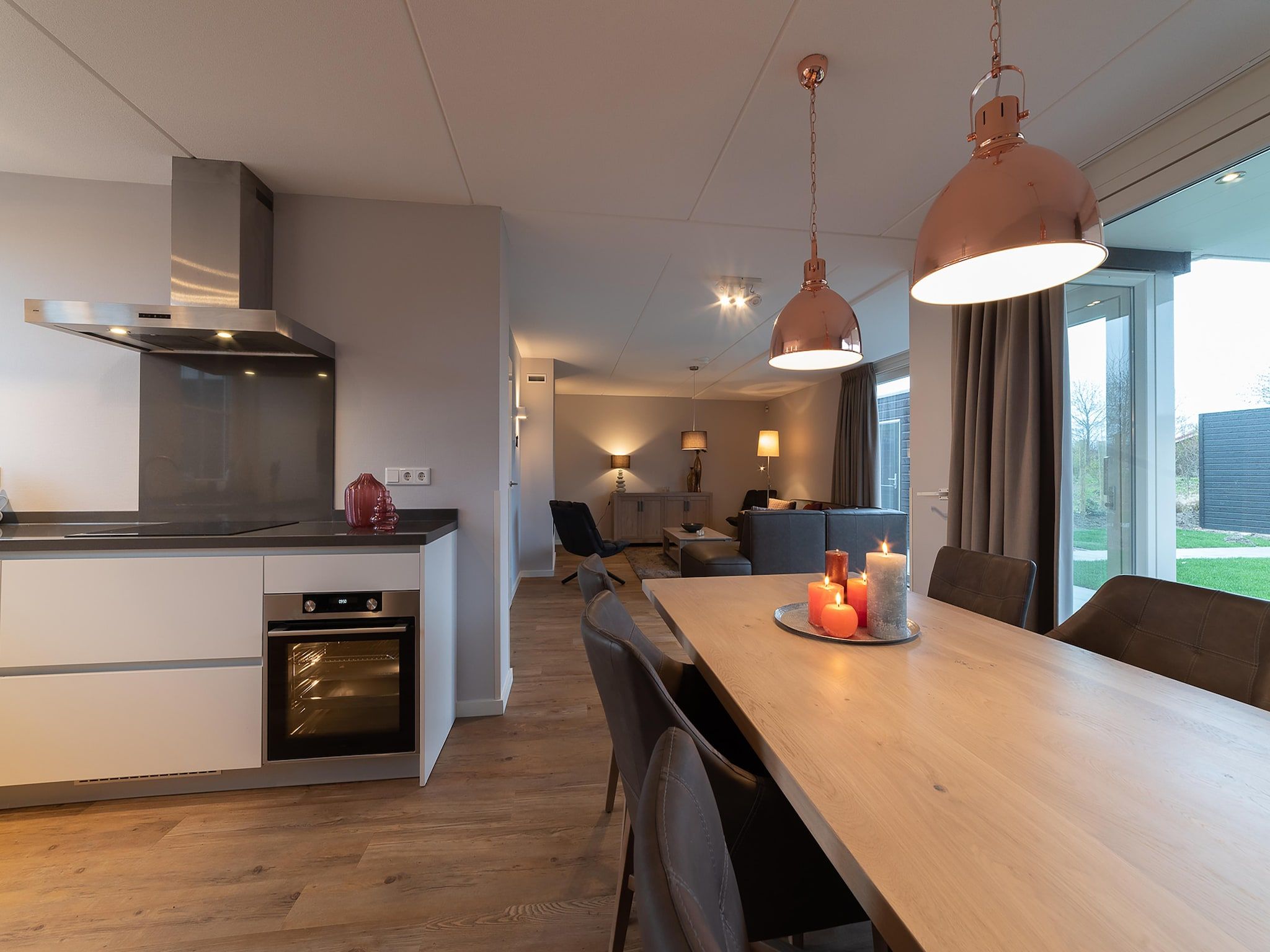 De eetkamer van Charming Beveland met jacuzzi en buitensauna in Colijnsplaat