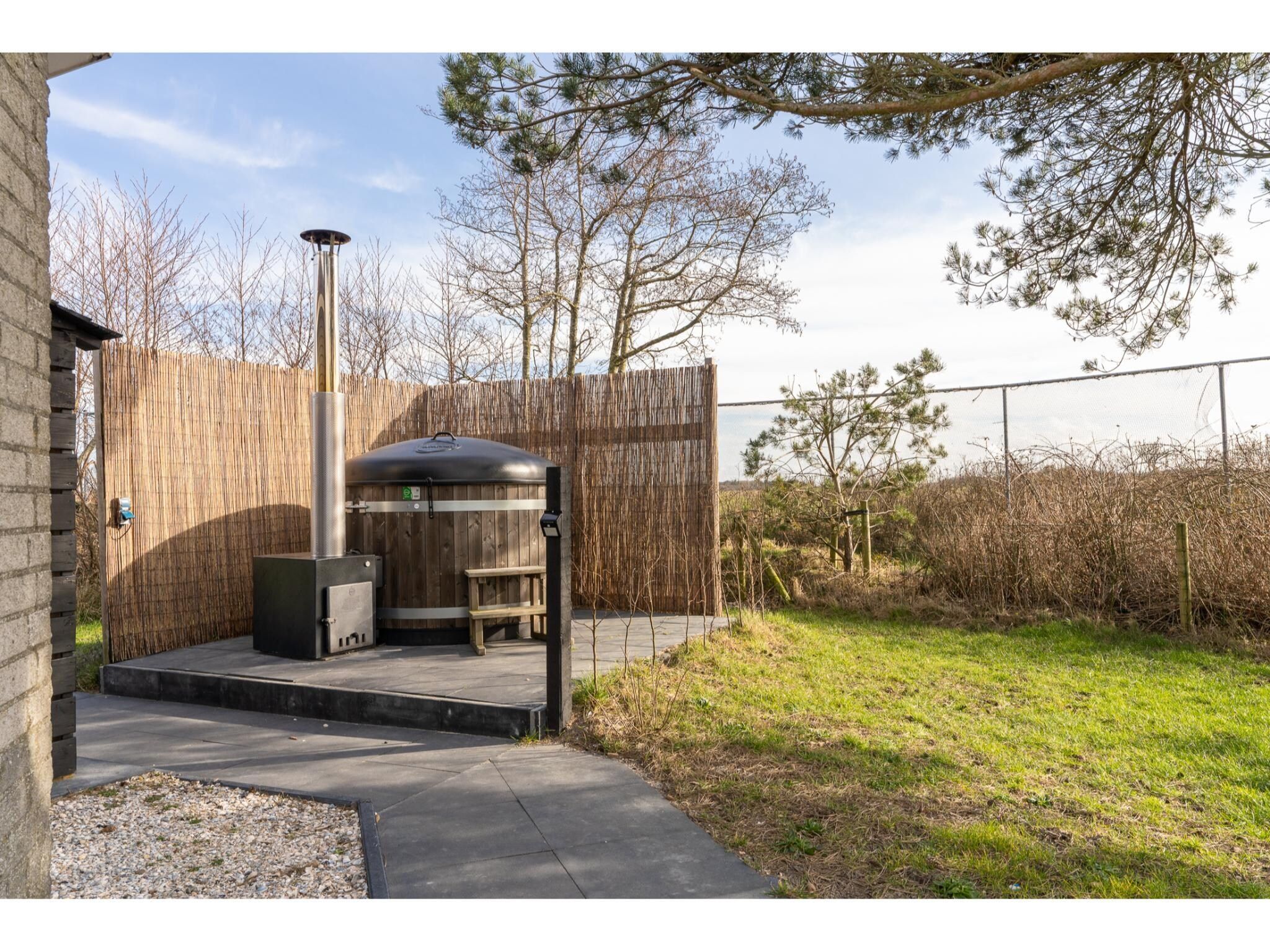De tuin van Golfvilla 39 Wellness in Hollum