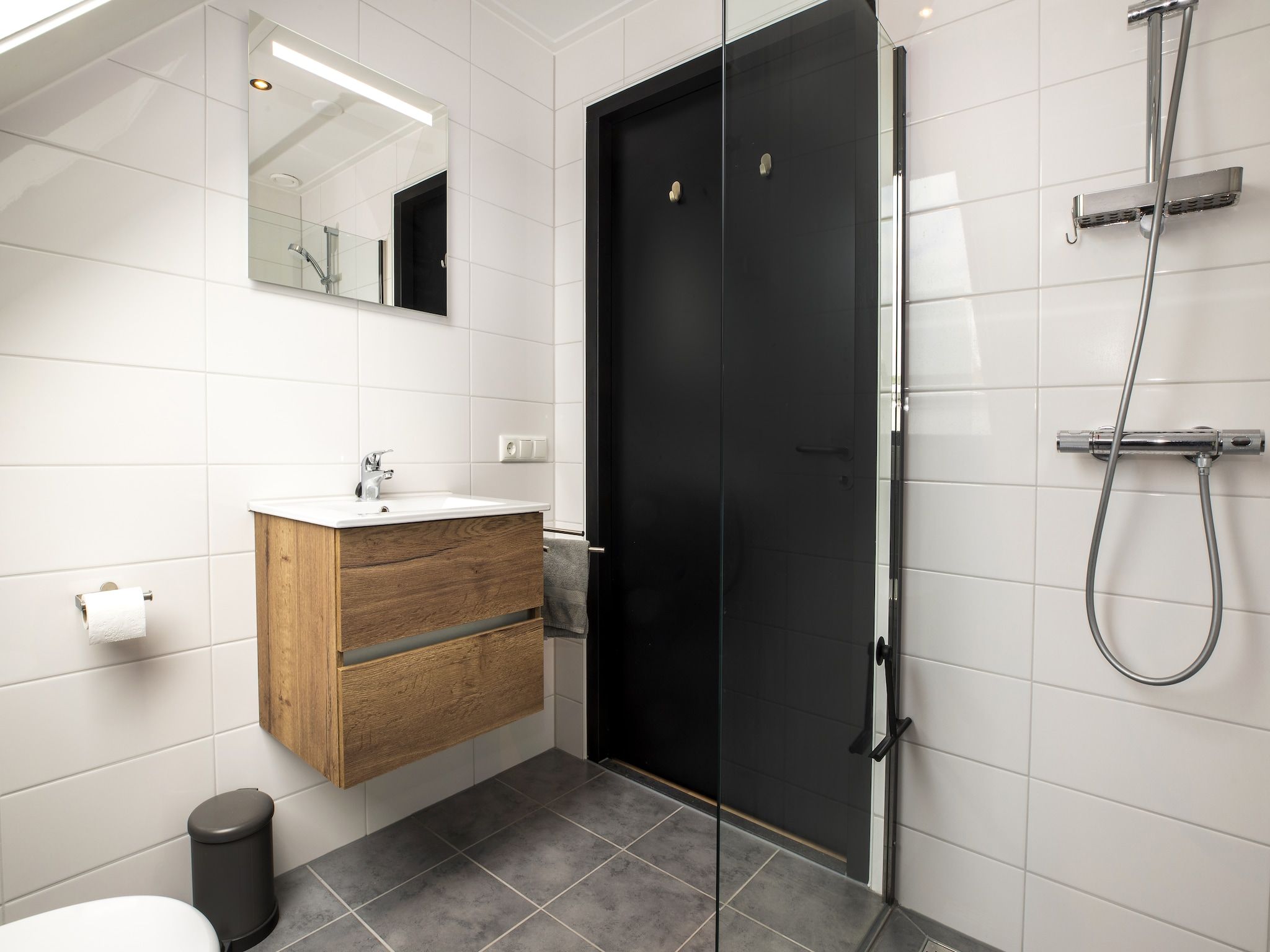 De badkamer van Landgoed Eysinga State 7 in Sint Nicolaasga