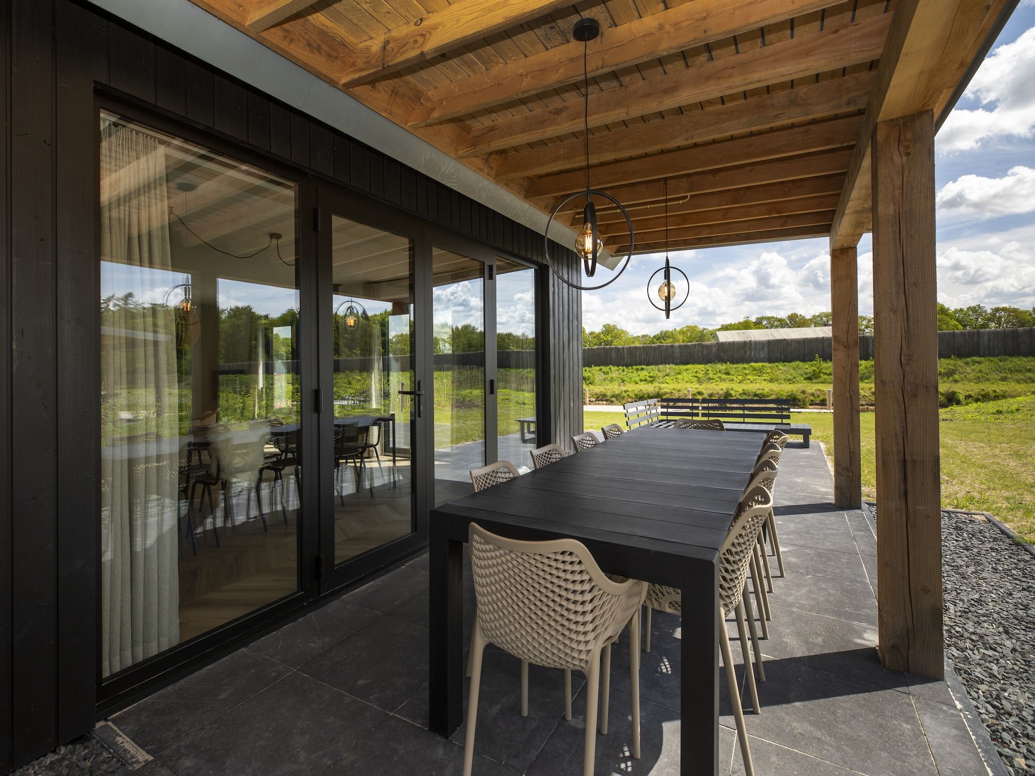 Het terras van Landgoed Eysinga State 7 in Sint Nicolaasga