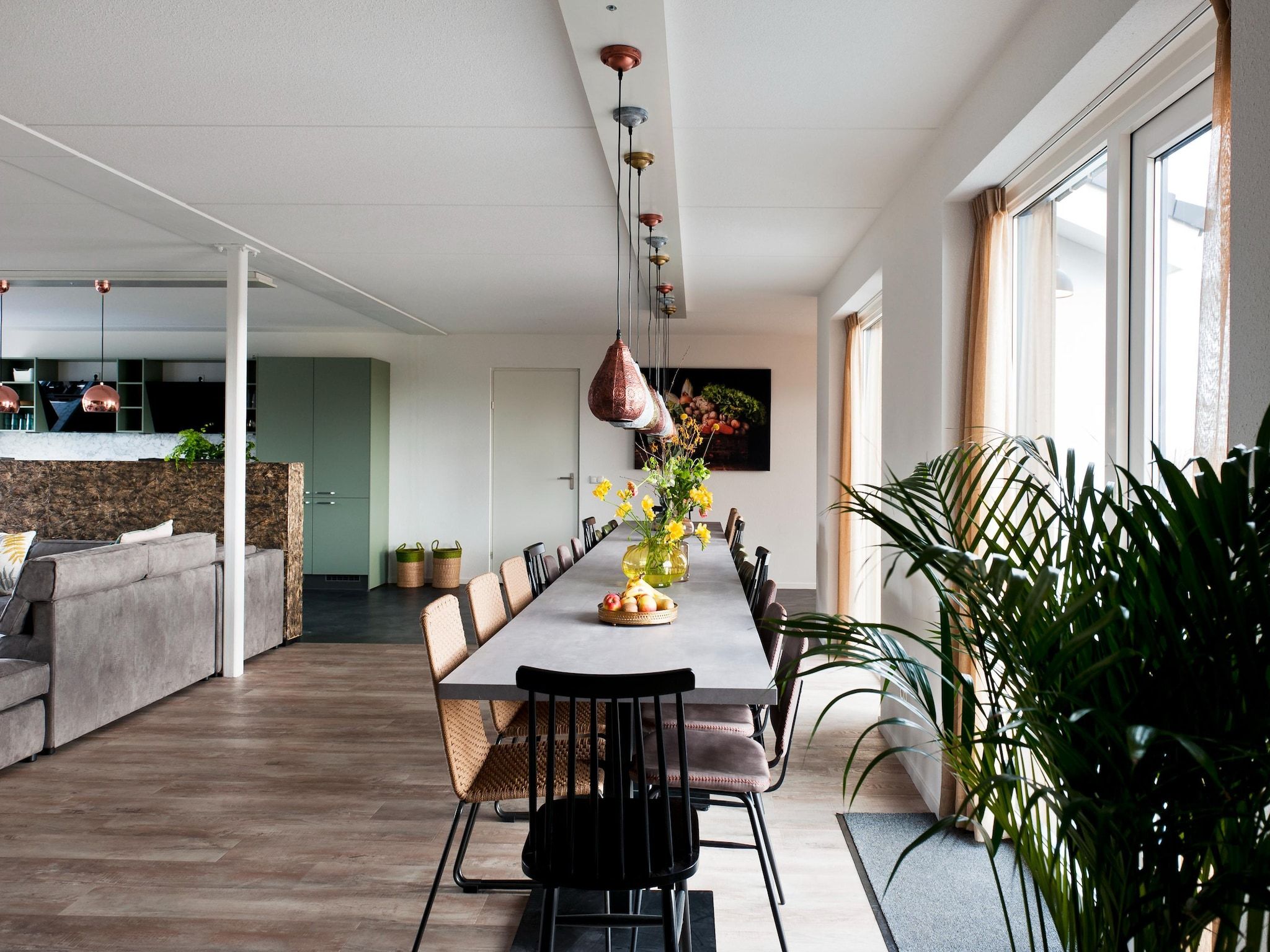 De eetkamer van 24 pers Pallertshuis Wellness de luxe met sauna en hout gestookte hottub in Groningen