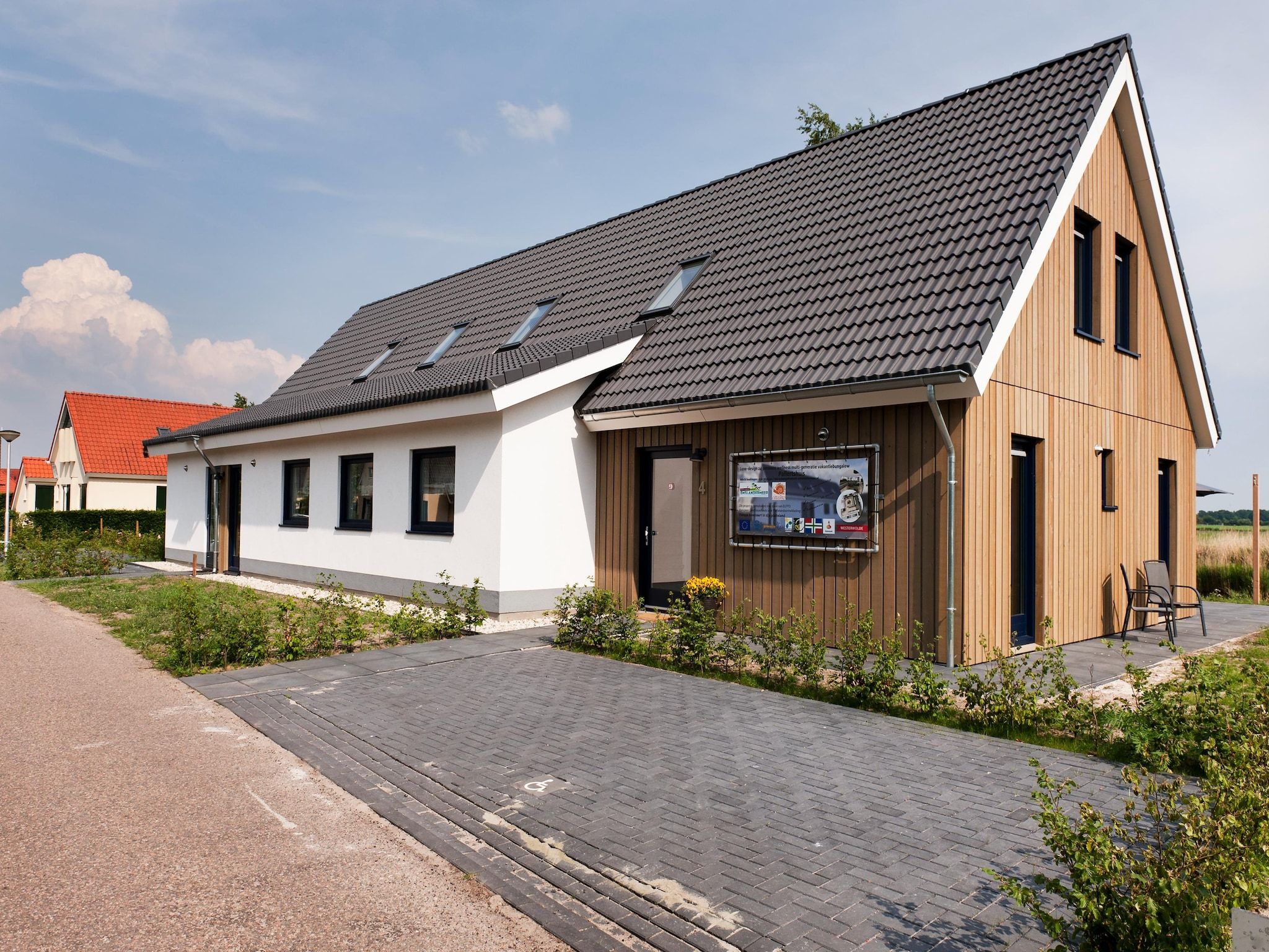 De buitenkant van 24 pers Pallertshuis Wellness de luxe met sauna en hout gestookte hottub in Groningen