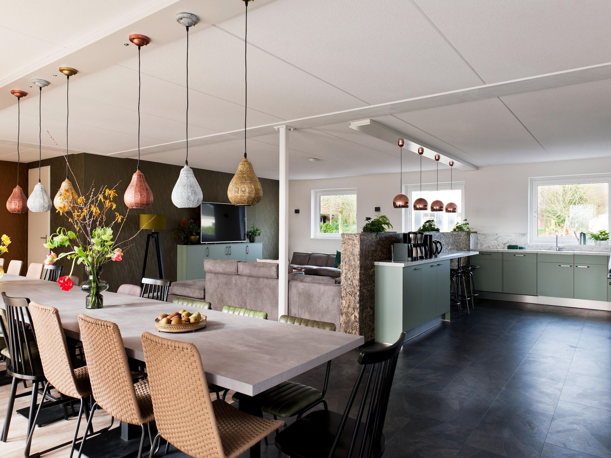 De eetkamer van 24 pers Pallertshuis Wellness de luxe met sauna en hout gestookte hottub in Groningen