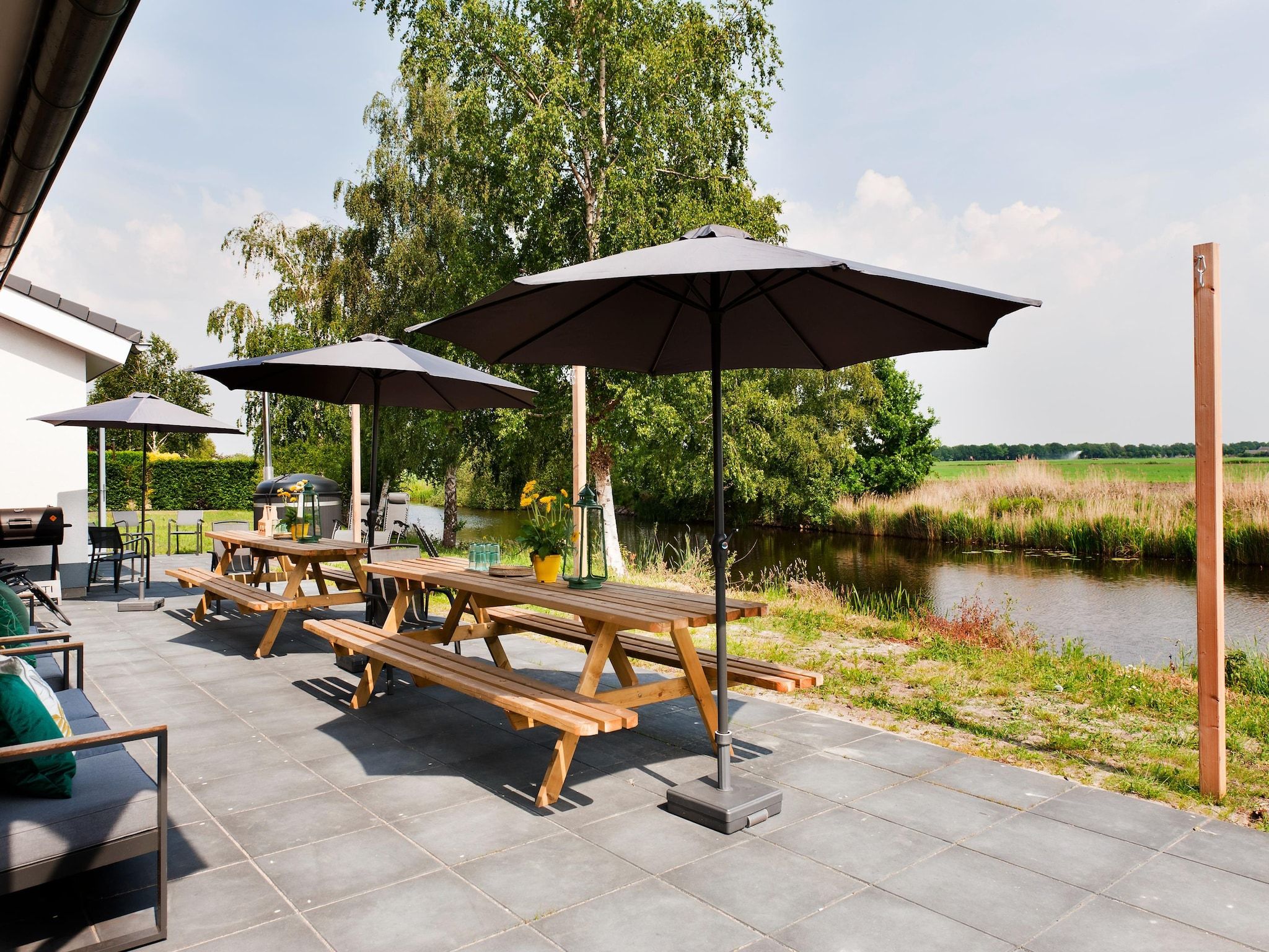 De tuin van 24 pers Pallertshuis Wellness de luxe met sauna en hout gestookte hottub in Groningen