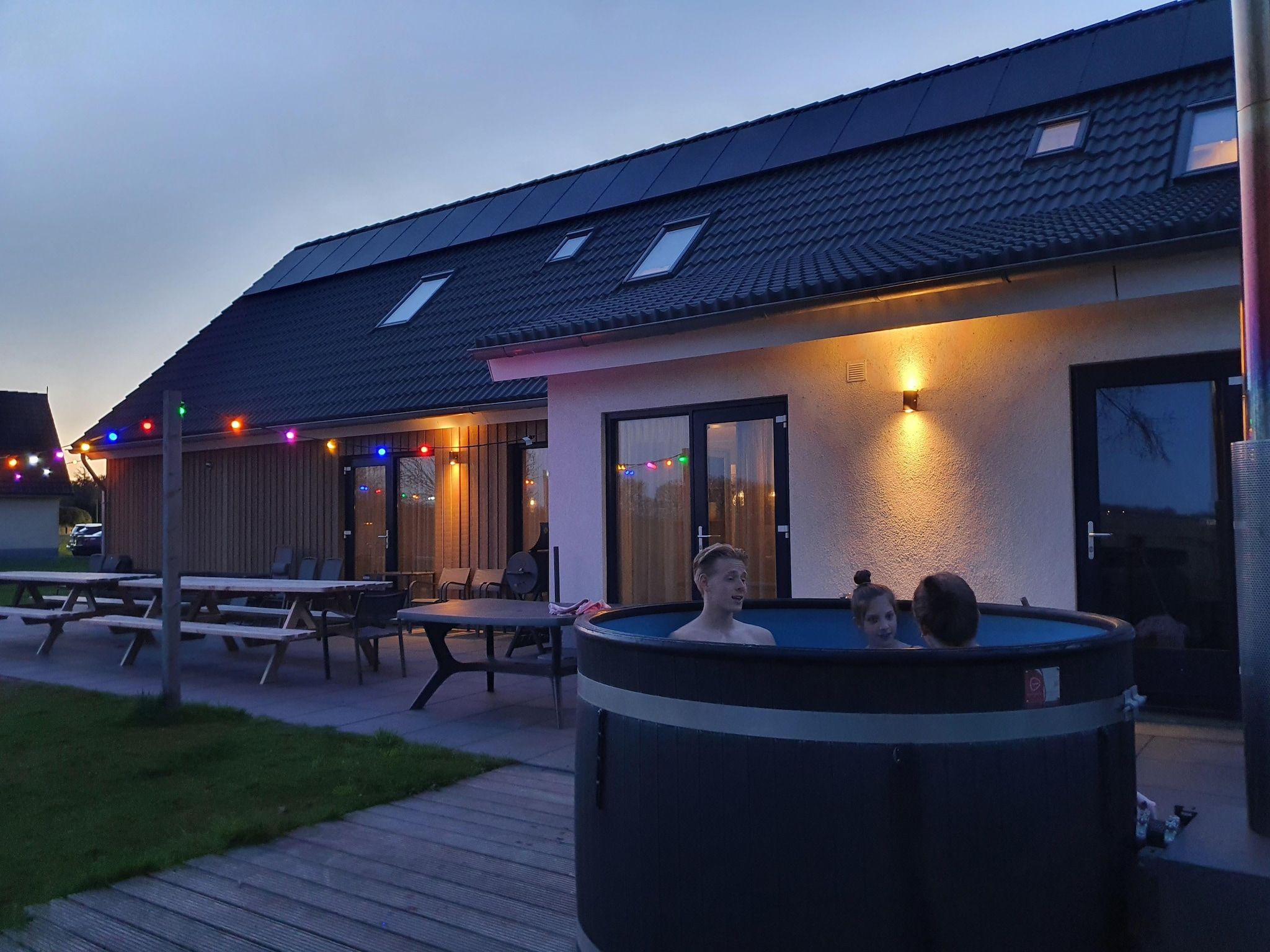 Voorzieningen bij 24 pers Pallertshuis Wellness de luxe met sauna en hout gestookte hottub in Groningen