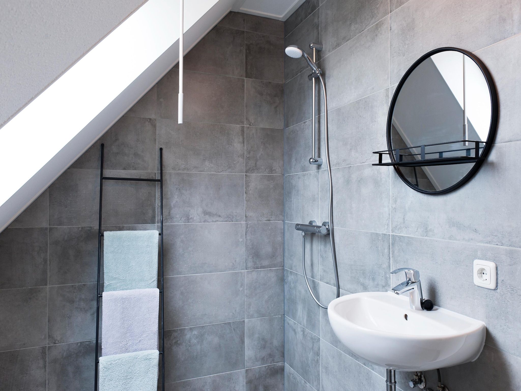 De badkamer van 24 pers Pallertshuis Wellness de luxe met sauna en hout gestookte hottub in Groningen