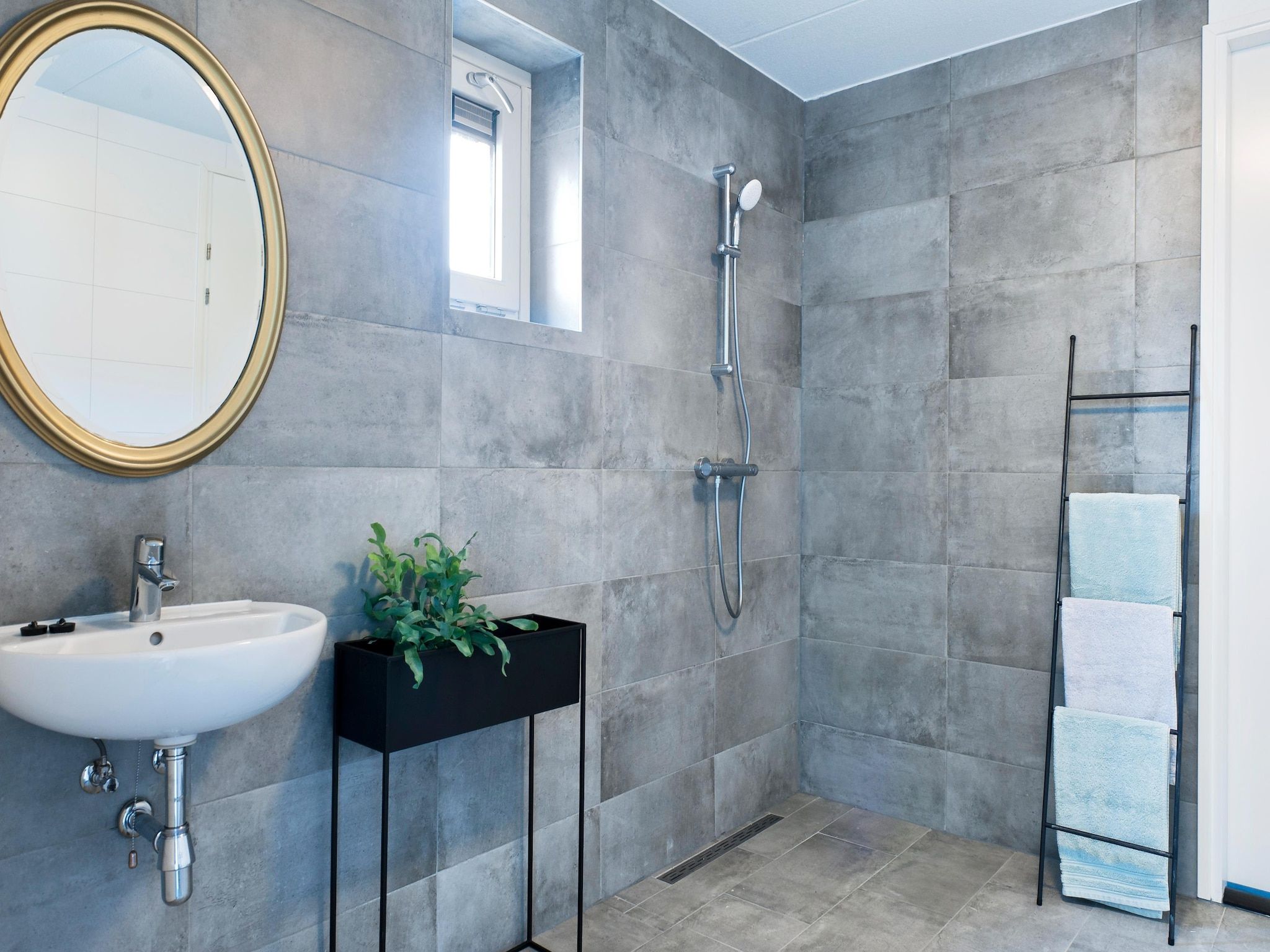 De badkamer van 24 pers Pallertshuis Wellness de luxe met sauna en hout gestookte hottub in Groningen