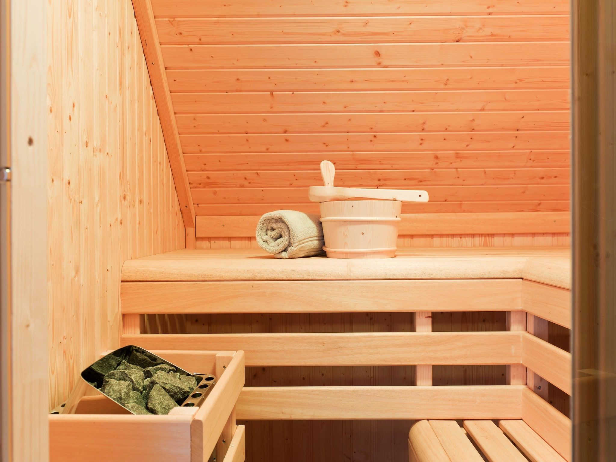 Wellness bij 24 pers Pallertshuis Wellness de luxe met sauna en hout gestookte hottub in Groningen