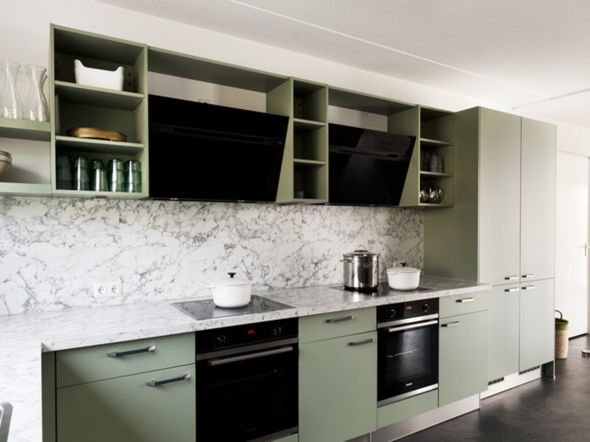 De keuken van 24 pers Pallertshuis Wellness de luxe met sauna en hout gestookte hottub in Groningen