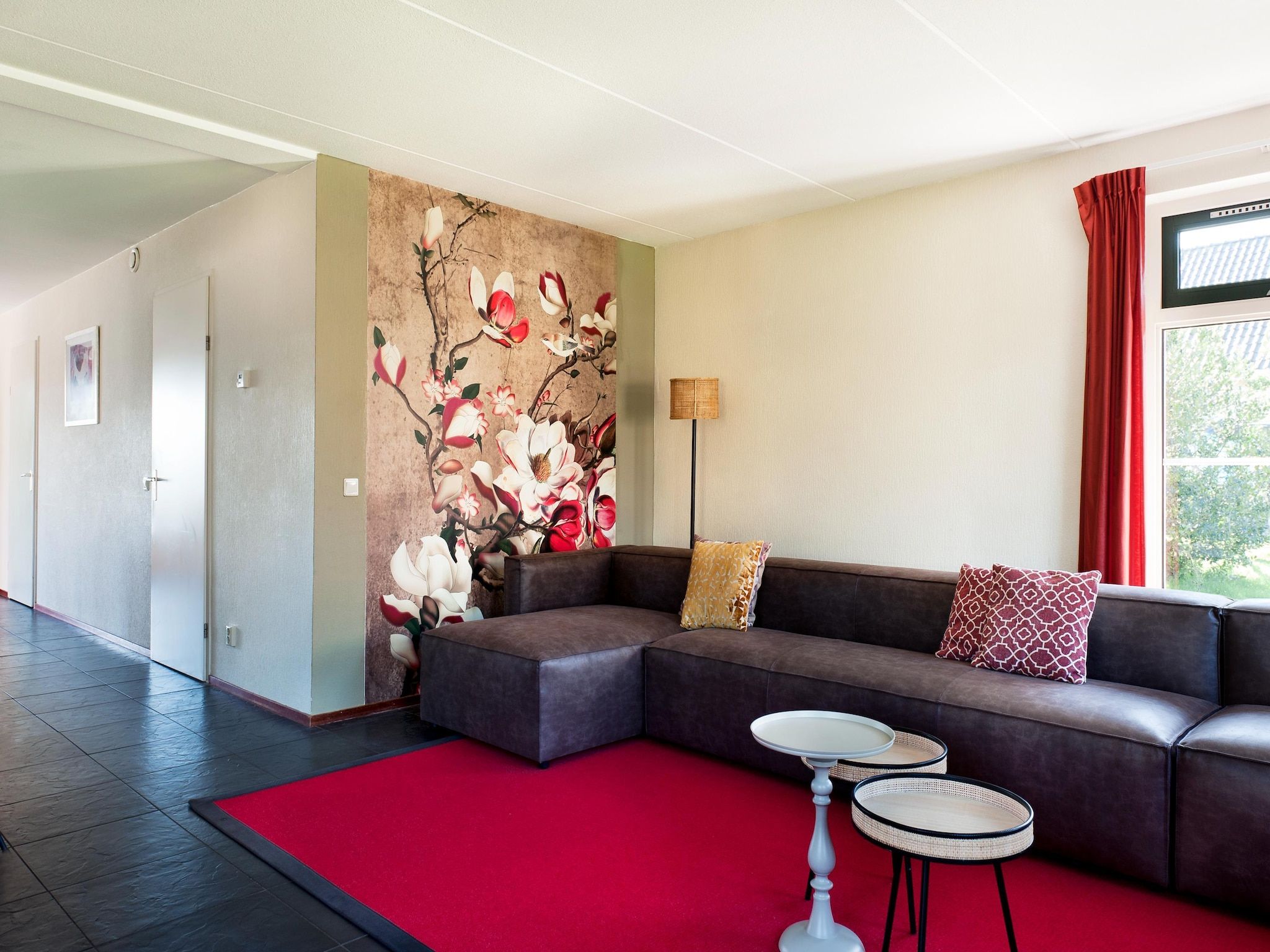 De woonkamer van 12 pers Lethehuis met sauna buitenspa en toerboot in Vlagtwedde