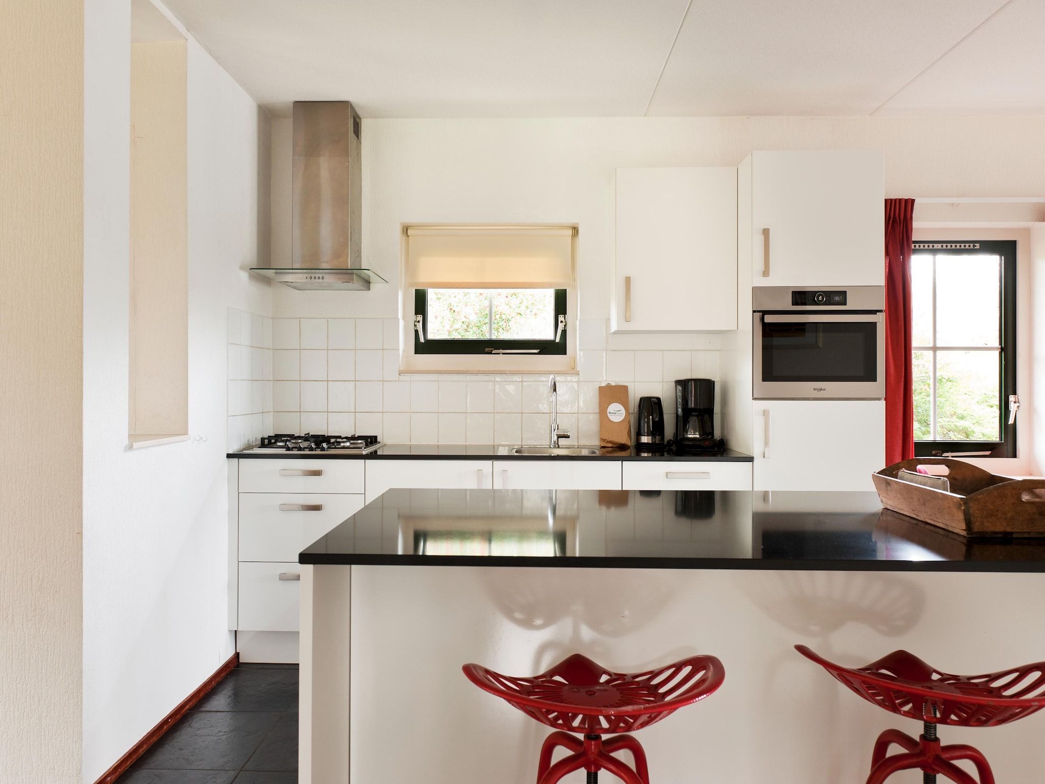 De keuken van 12 pers Lethehuis met sauna buitenspa en toerboot in Vlagtwedde