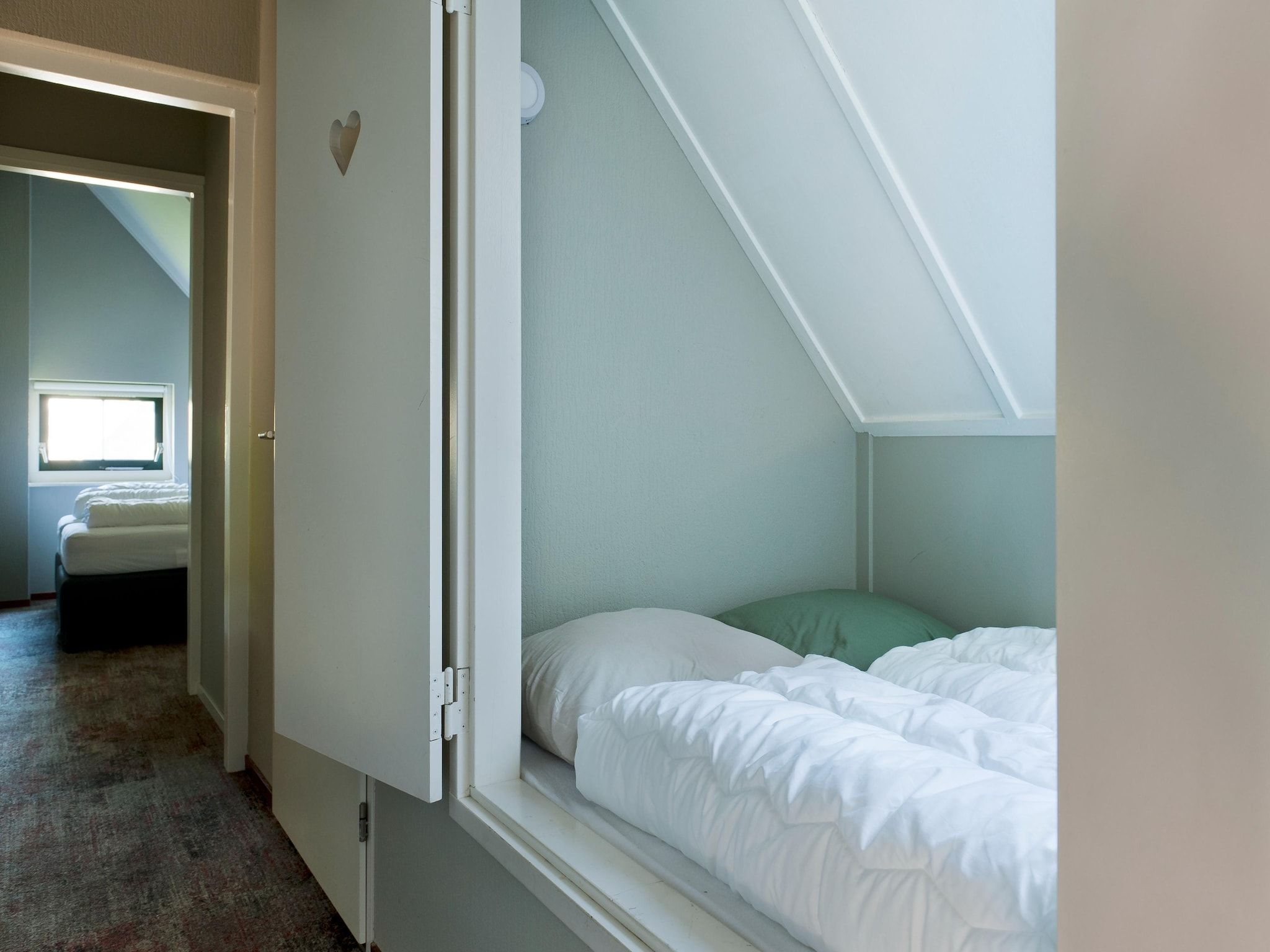 Een slaapkamer van 12 pers Lethehuis met sauna buitenspa en toerboot in Vlagtwedde