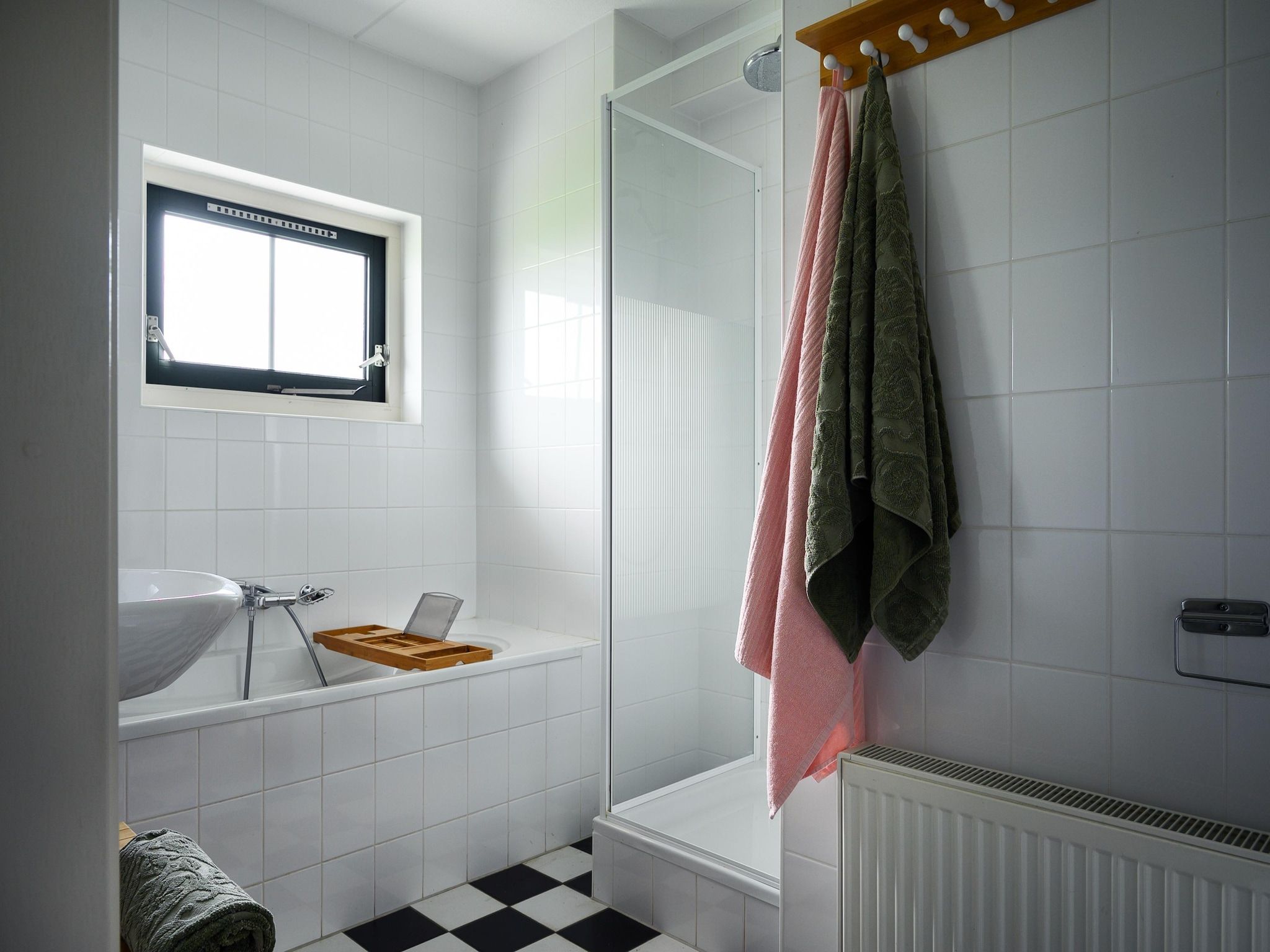 De badkamer van 12 pers Lethehuis met sauna buitenspa en toerboot in Vlagtwedde