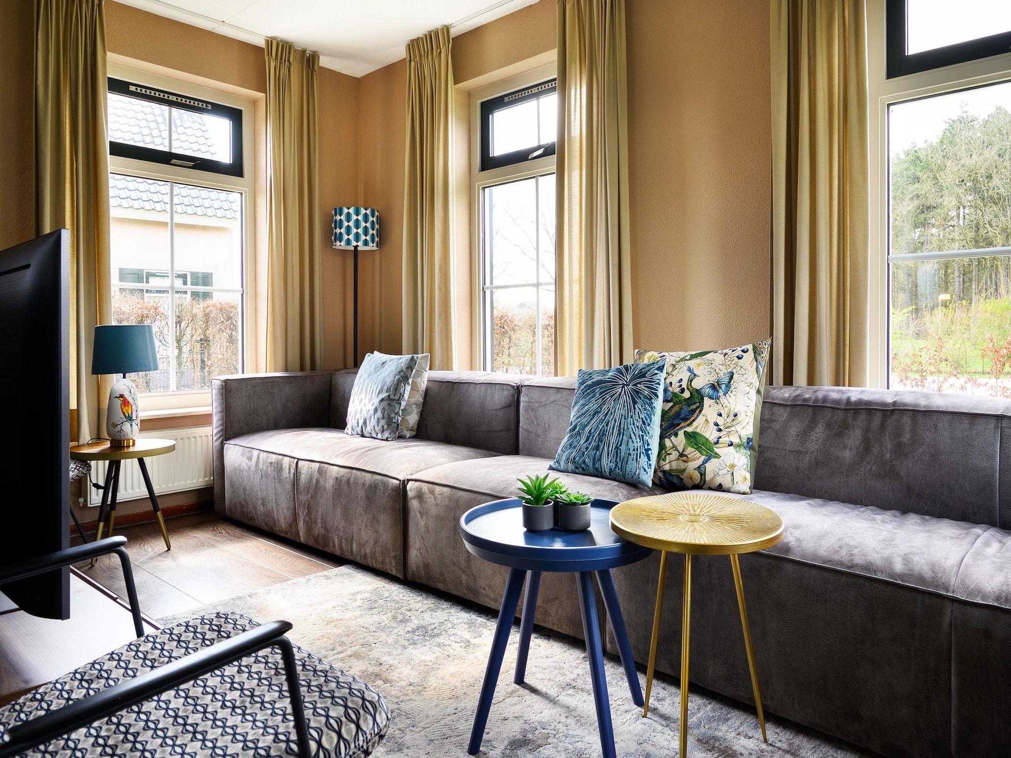 De woonkamer van 10 pers Lieskehuis Wellness de luxe met sauna buitenspa in Groningen