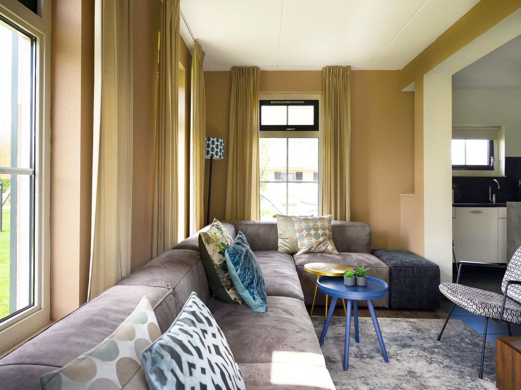 De woonkamer van 10 pers Lieskehuis Wellness de luxe met sauna buitenspa in Groningen