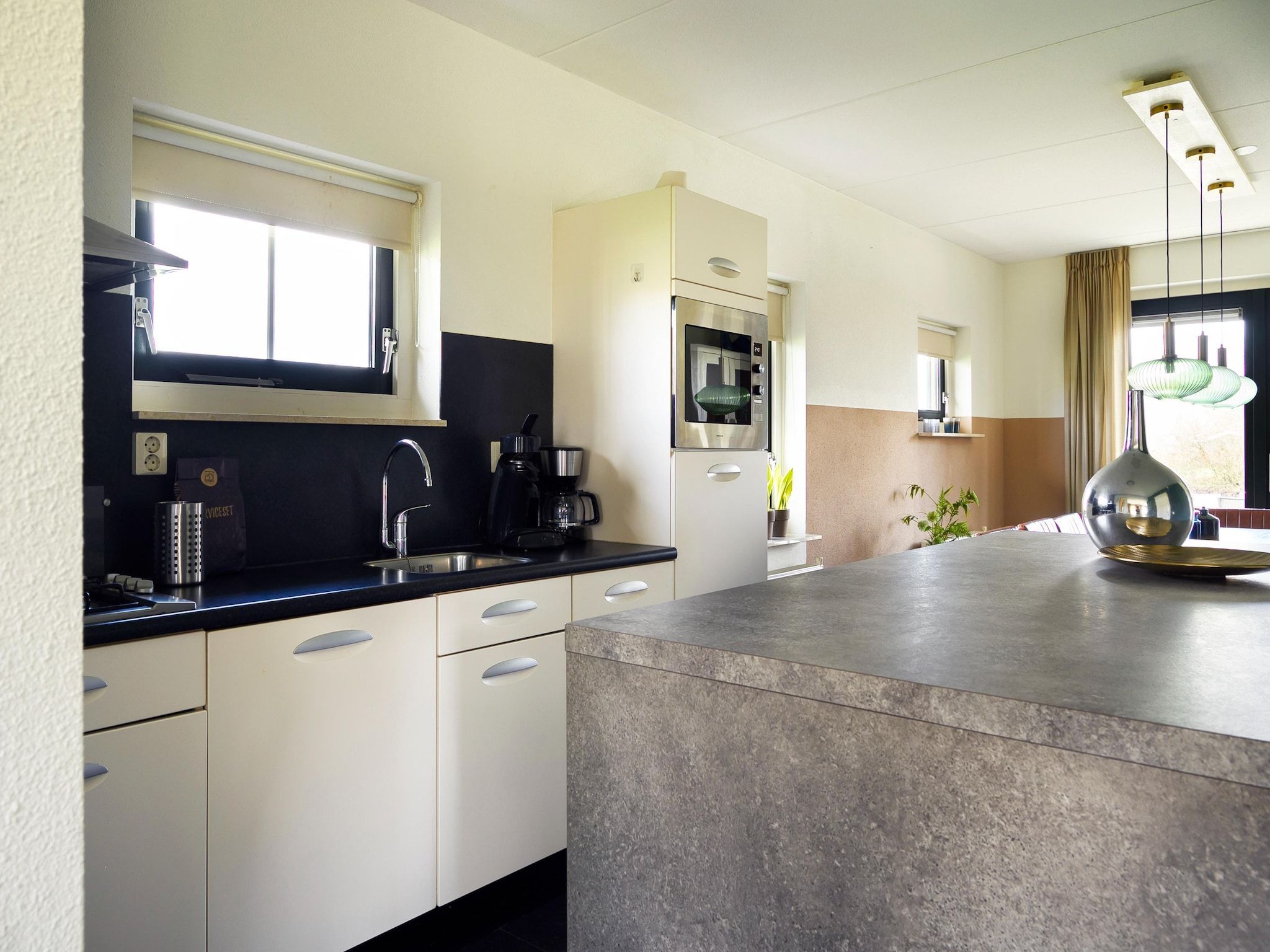 De keuken van 10 pers Lieskehuis Wellness de luxe met sauna buitenspa in Groningen