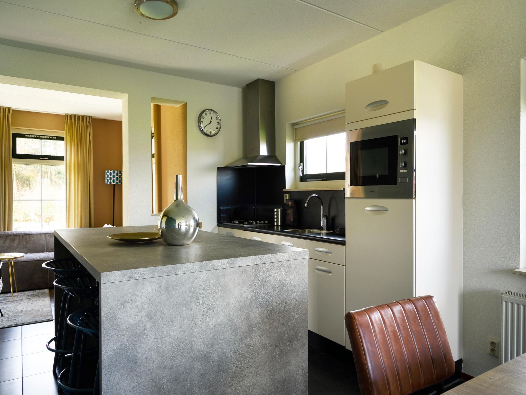 De keuken van 10 pers Lieskehuis Wellness de luxe met sauna buitenspa in Groningen