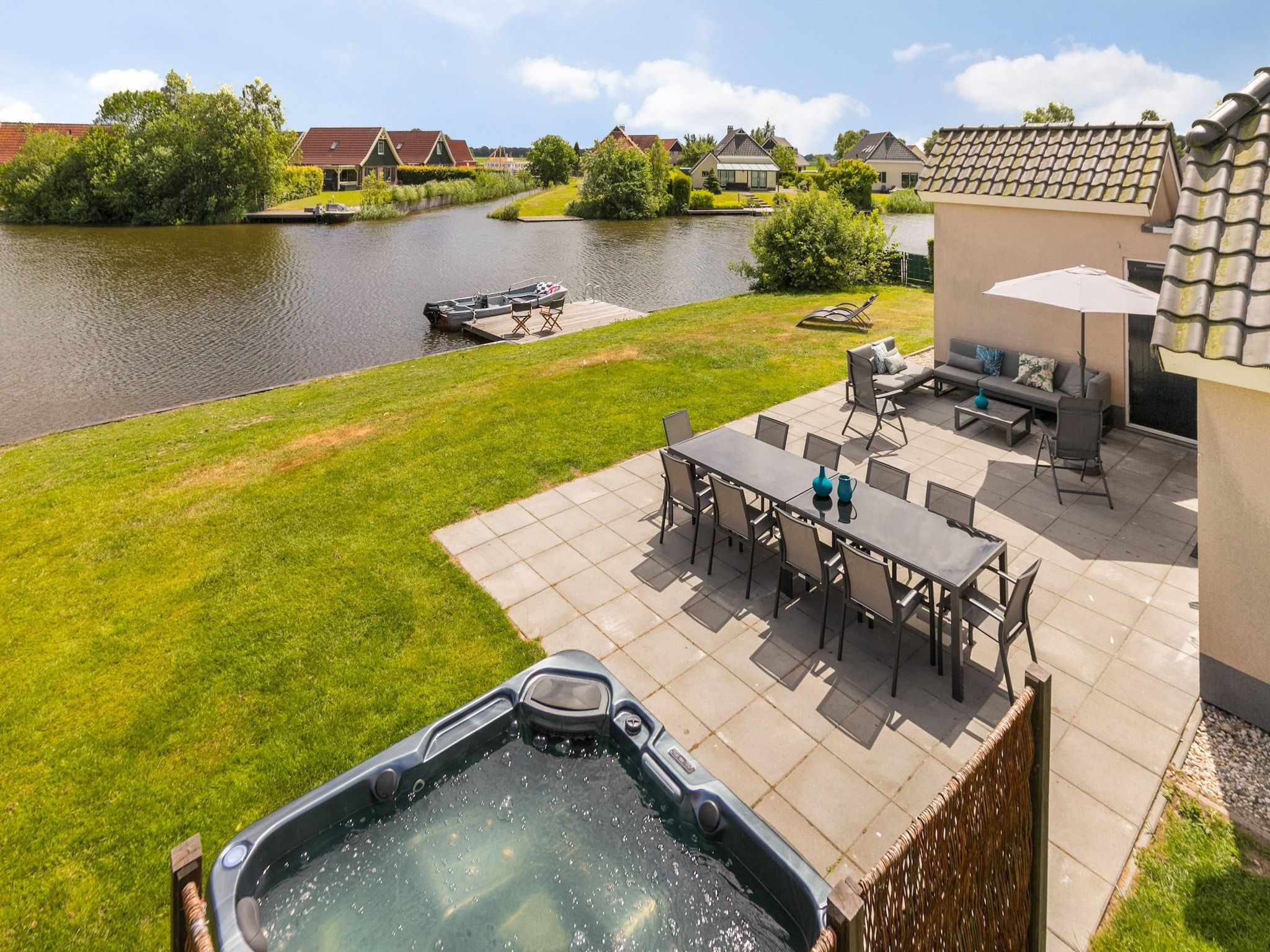 Het terras van 10 pers Lieskehuis Wellness de luxe met sauna buitenspa in Groningen